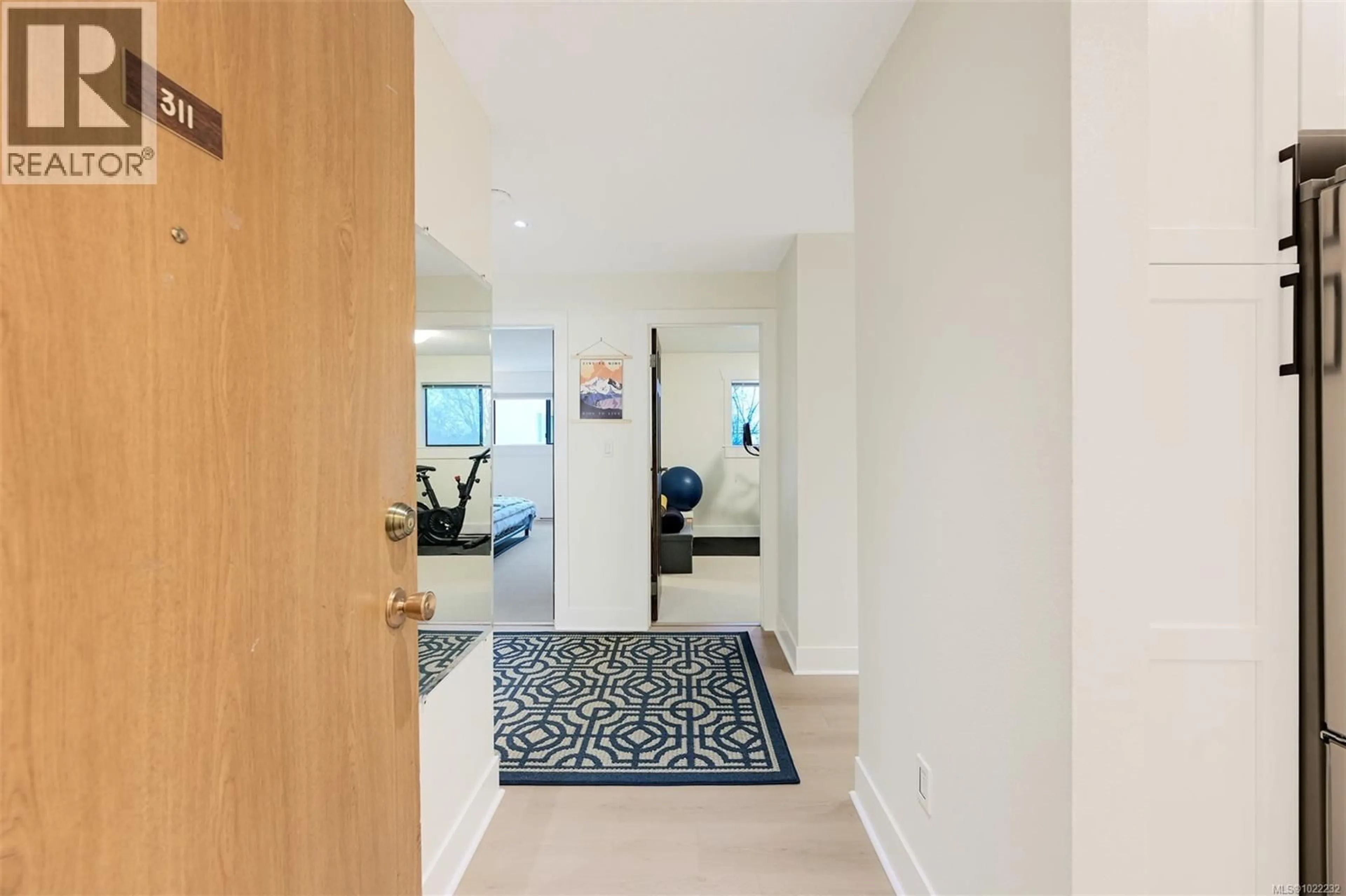 Indoor foyer for 311 - 3255 GLASGOW AVENUE, Saanich British Columbia V8X4S4