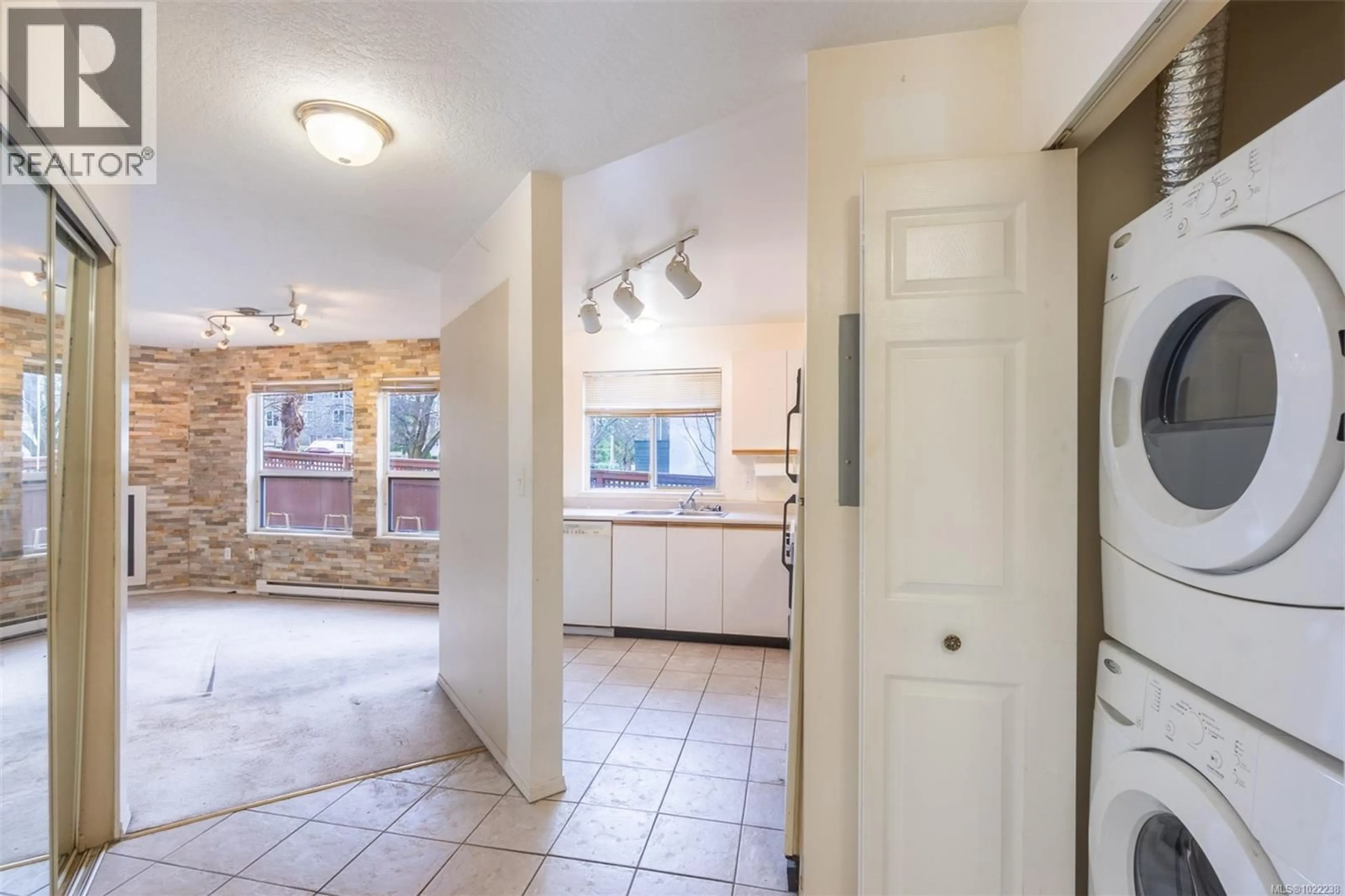 Unknown for 201 - 1055 HILLSIDE AVENUE, Victoria British Columbia V8T2A4