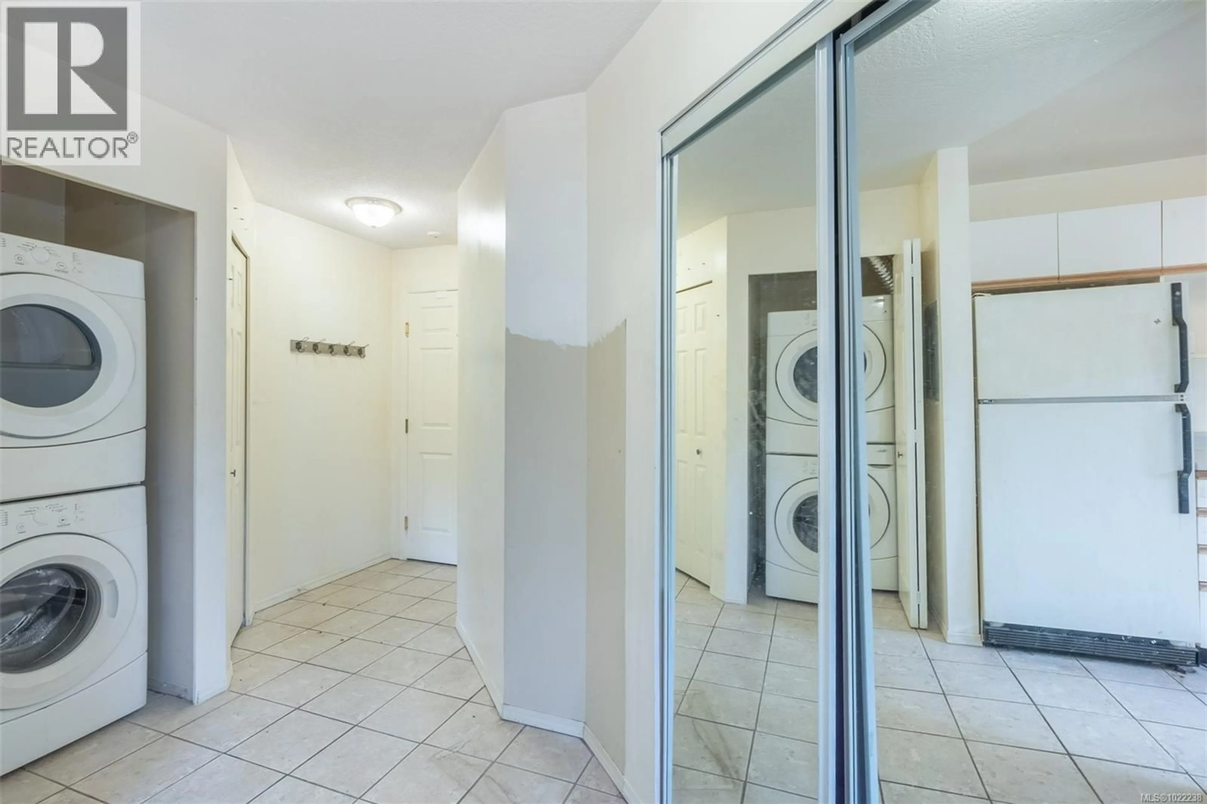 Indoor entryway for 201 - 1055 HILLSIDE AVENUE, Victoria British Columbia V8T2A4