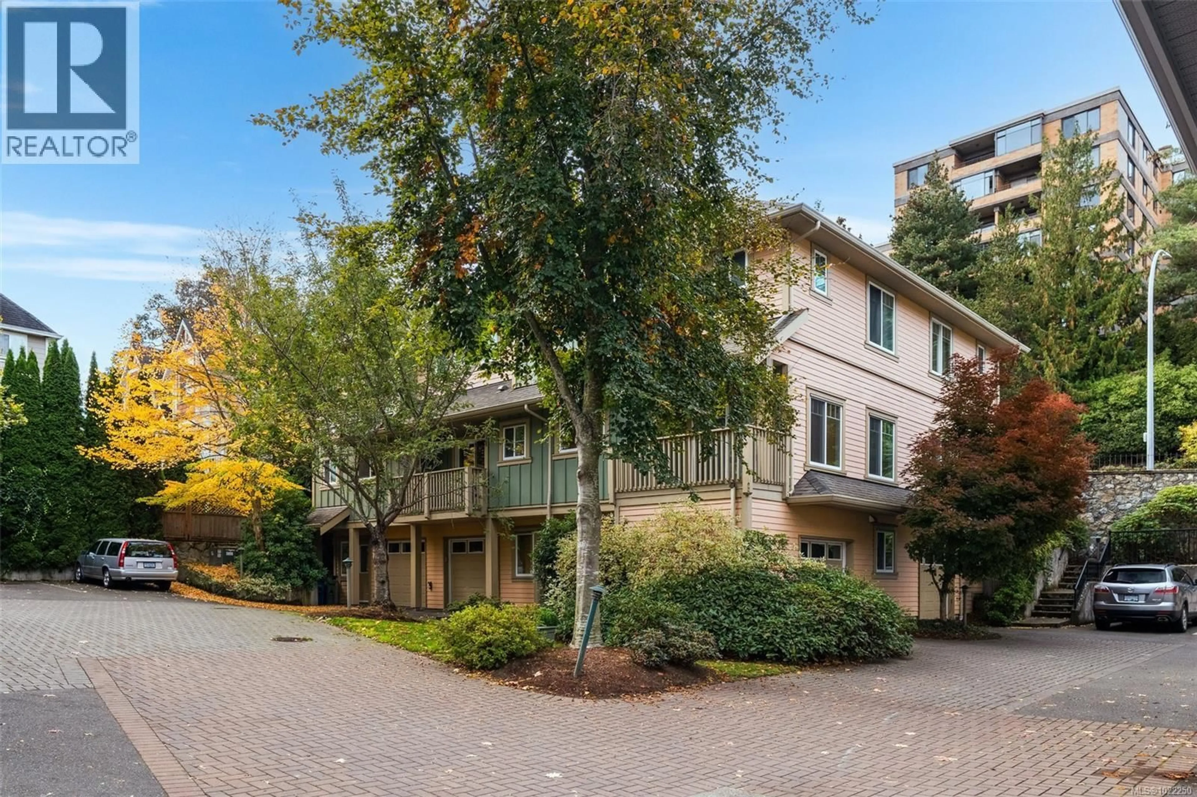 Patio, street for 3 - 1405 MALLEK CRESCENT, Victoria British Columbia V8T0A3