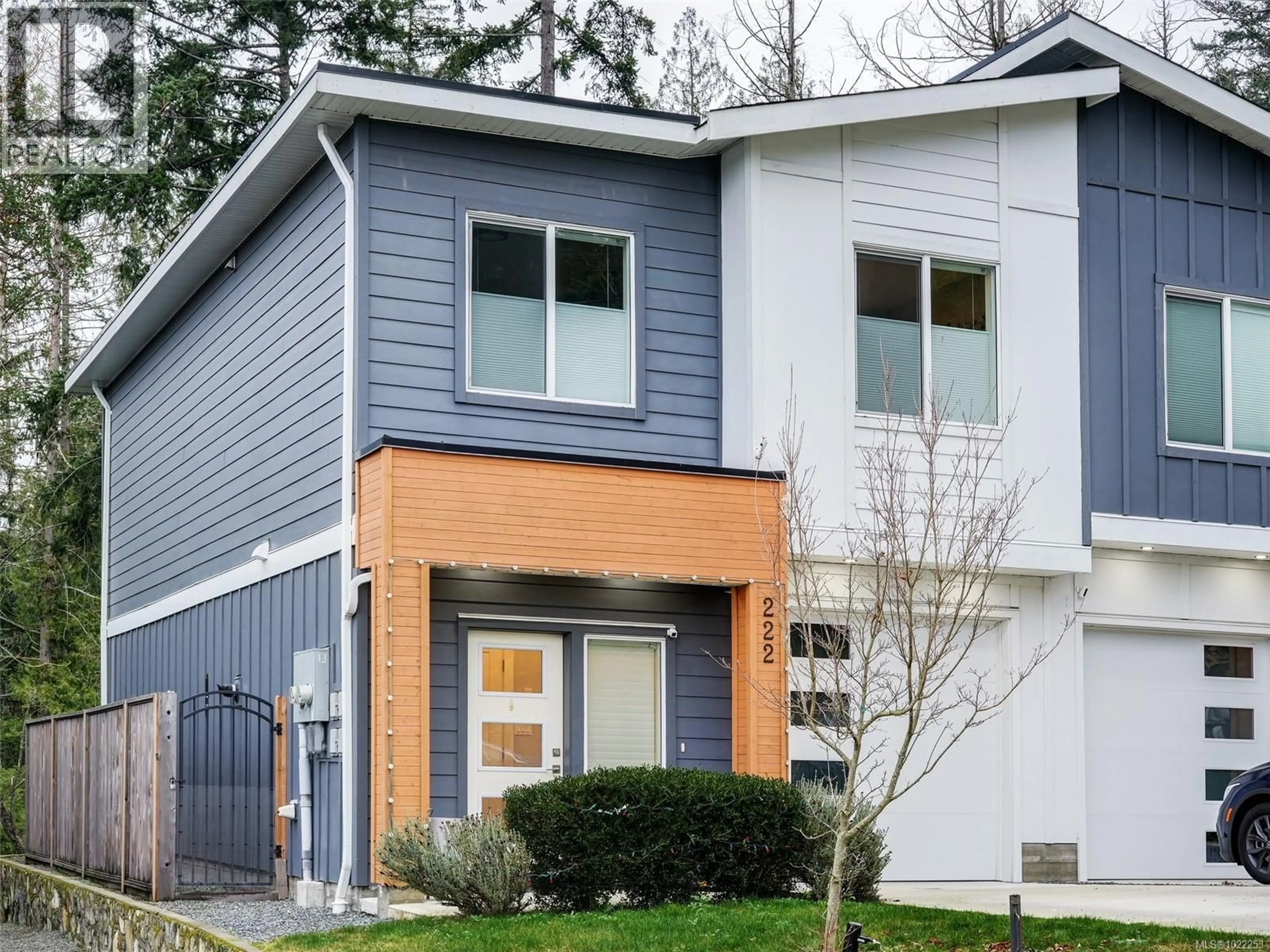 Home with vinyl exterior material, street for 222 LONE OAK PLACE, Langford British Columbia V9B0X3