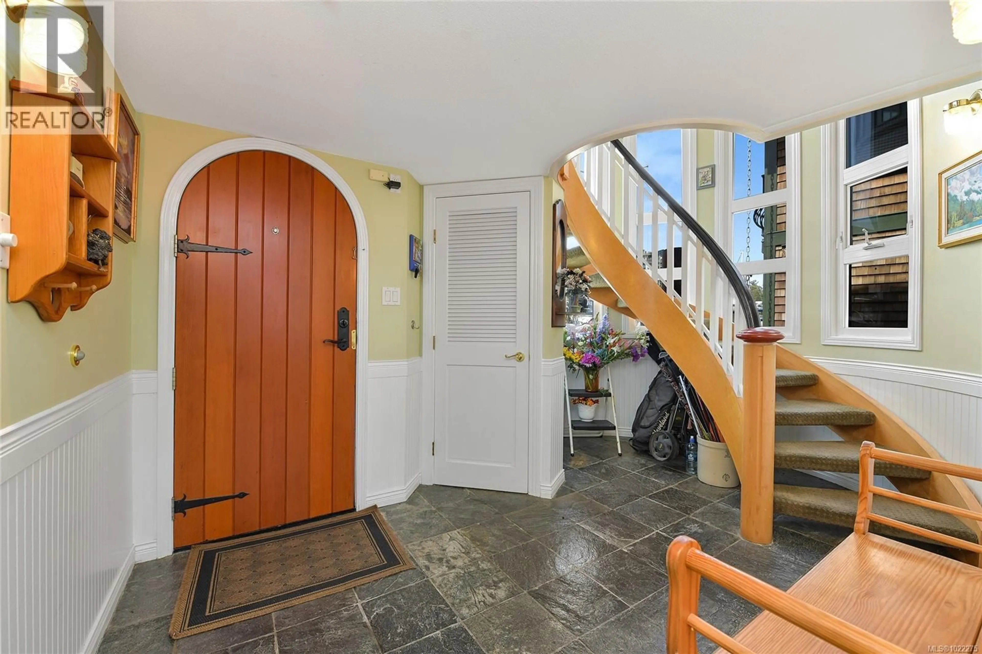 Indoor entryway for 27 - 453 HEAD STREET, Esquimalt British Columbia V9A5S1