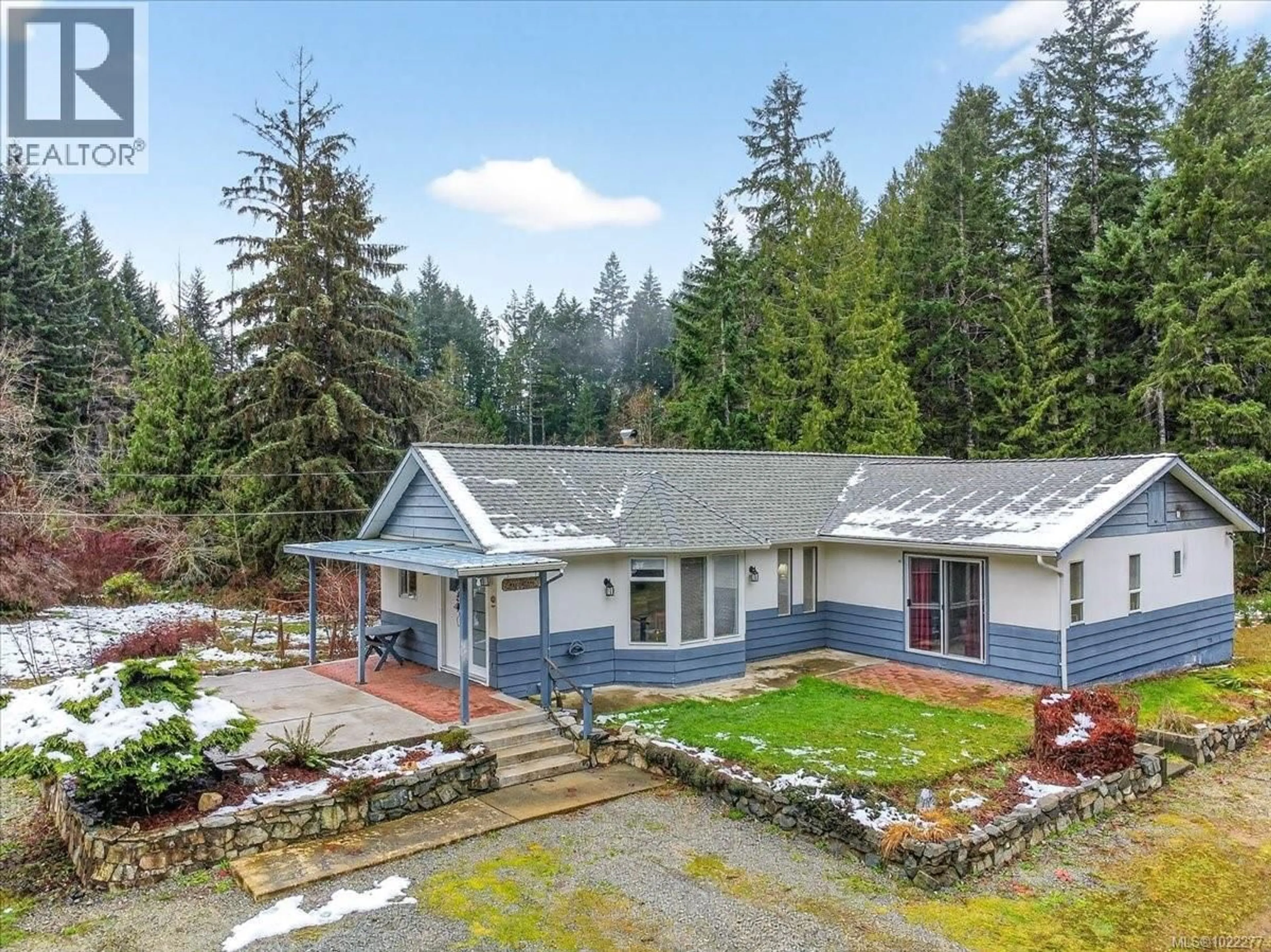 A pic from outside/outdoor area/front of a property/back of a property/a pic from drone, mountain view for 6850 DEBEAUX ROAD, Port Alberni British Columbia V9Y8T9