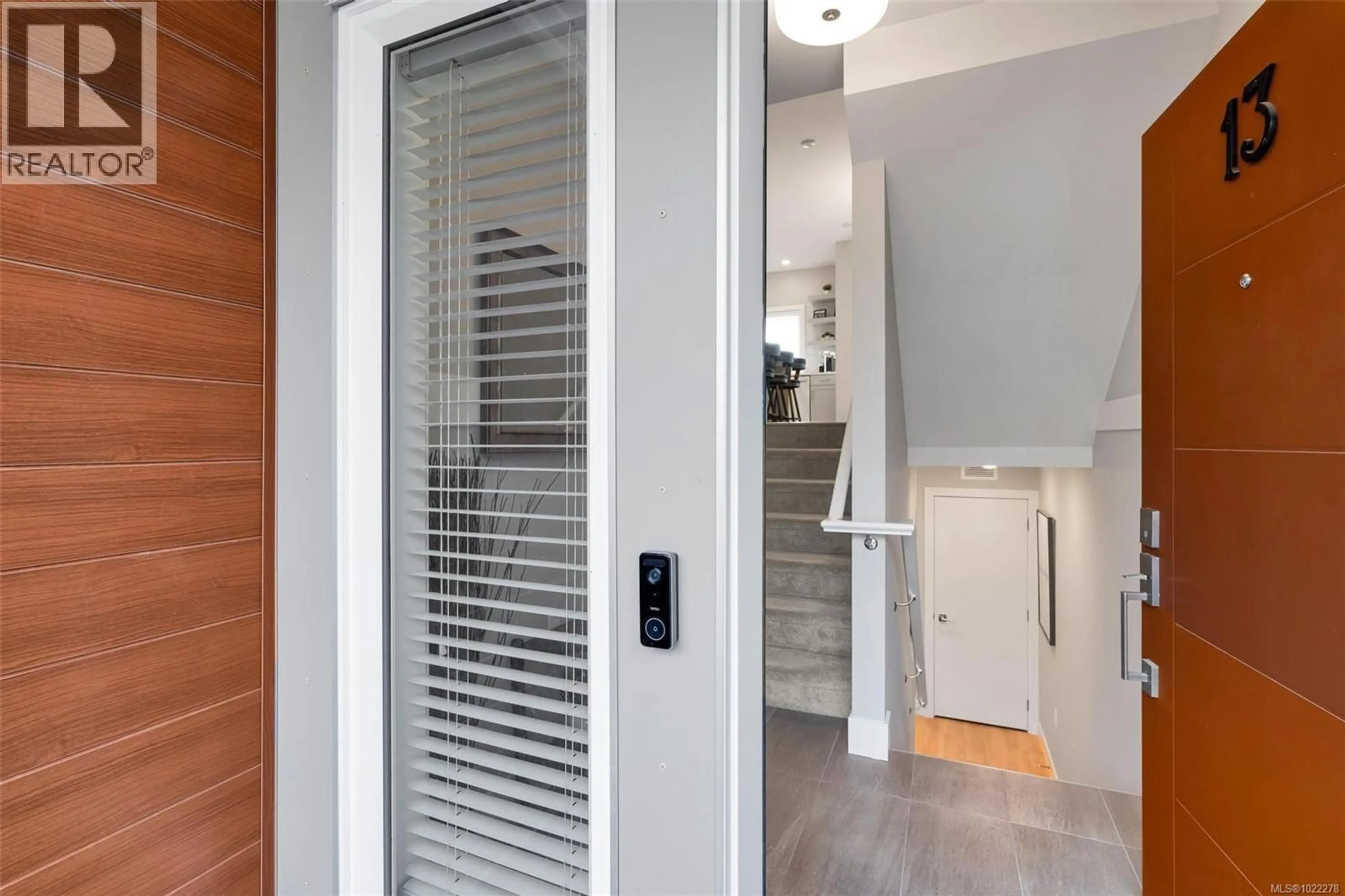 Indoor entryway for 13 - 4355 VIEWMONT AVENUE, Saanich British Columbia V8Z5K8