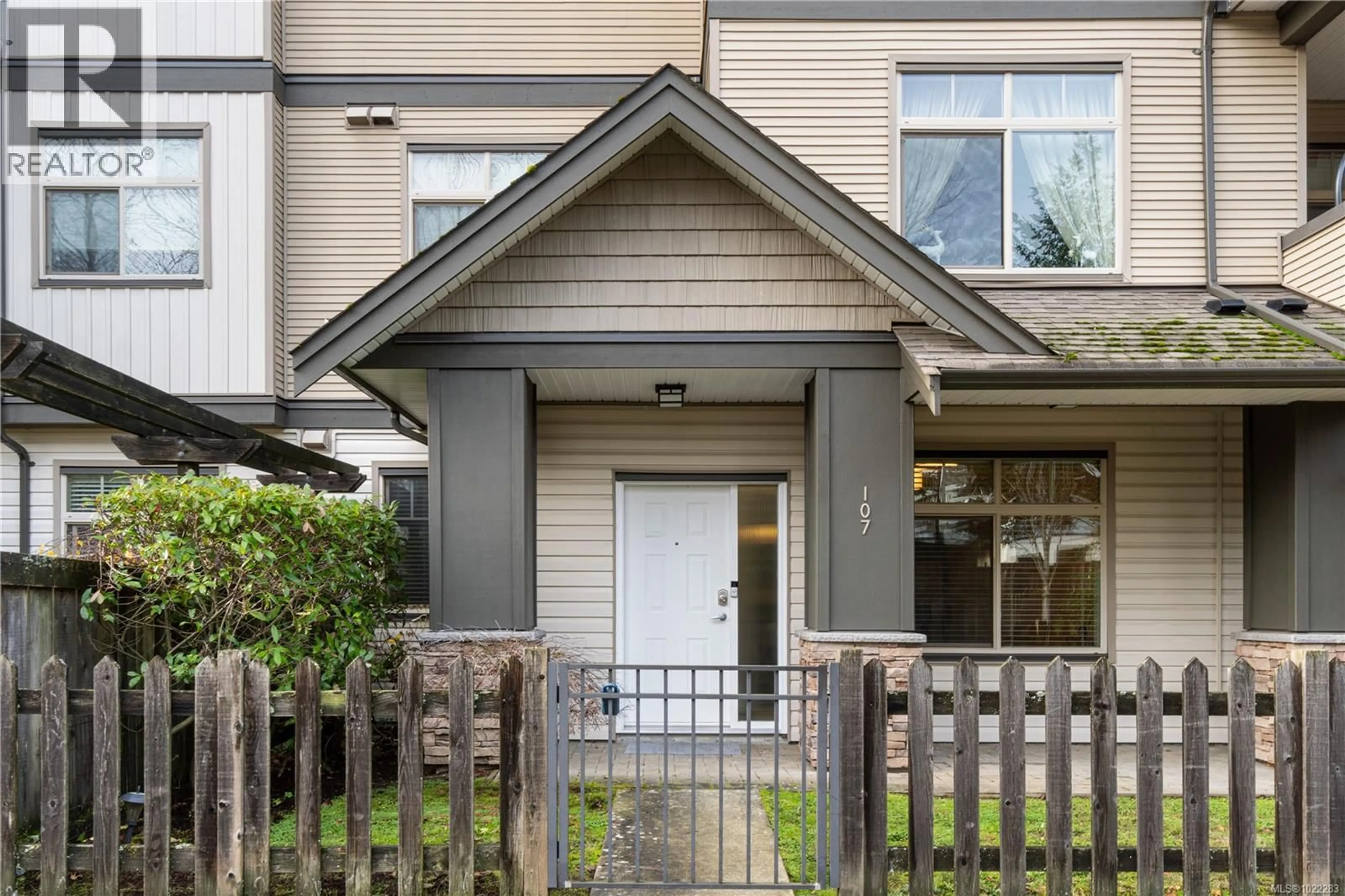 Home with vinyl exterior material, street for 107 - 2111 MEREDITH ROAD, Nanaimo British Columbia V9Y2B6