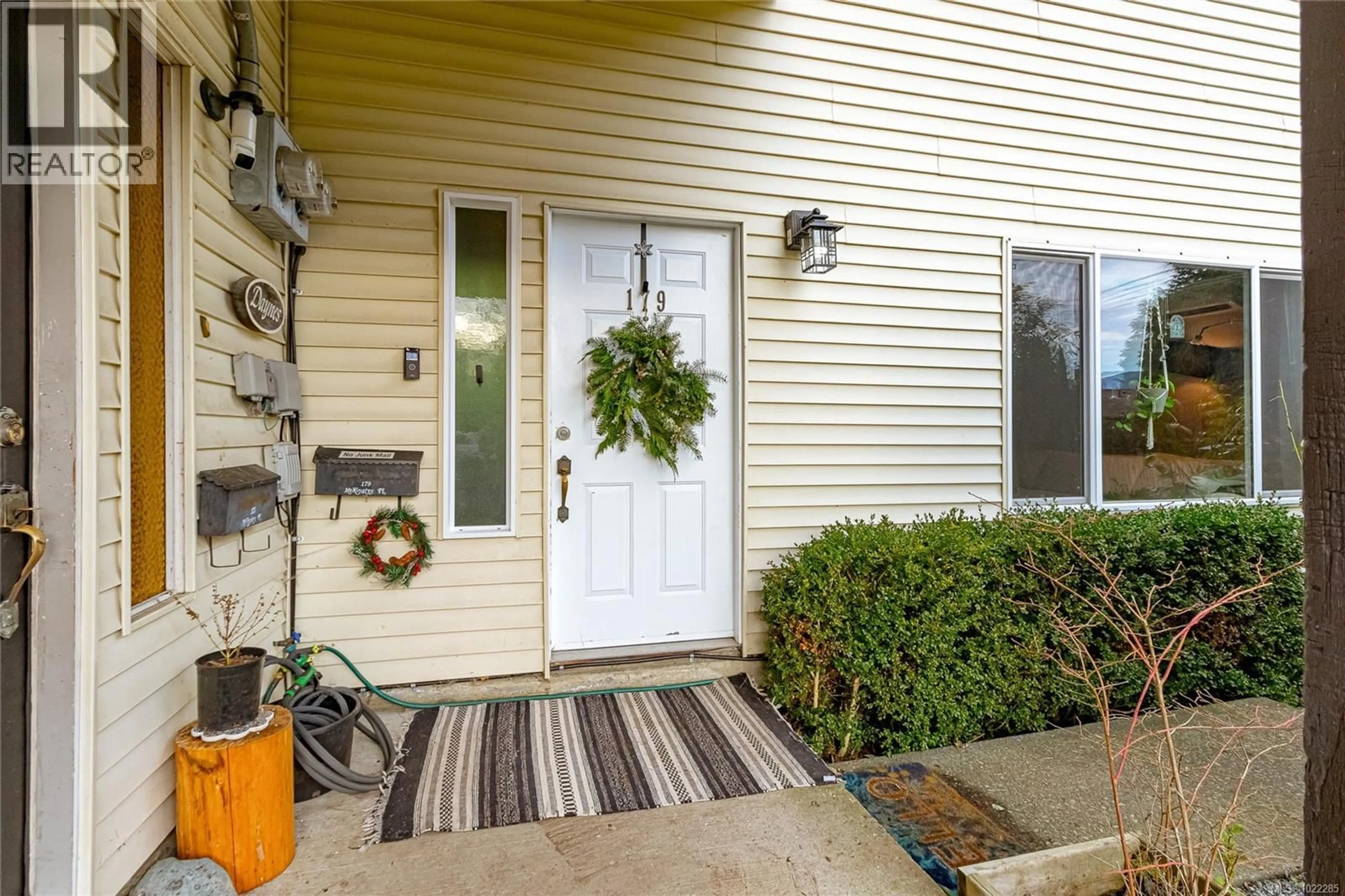 Indoor entryway for 179 MCKINSTRY PLACE, Duncan British Columbia V9L4Y4