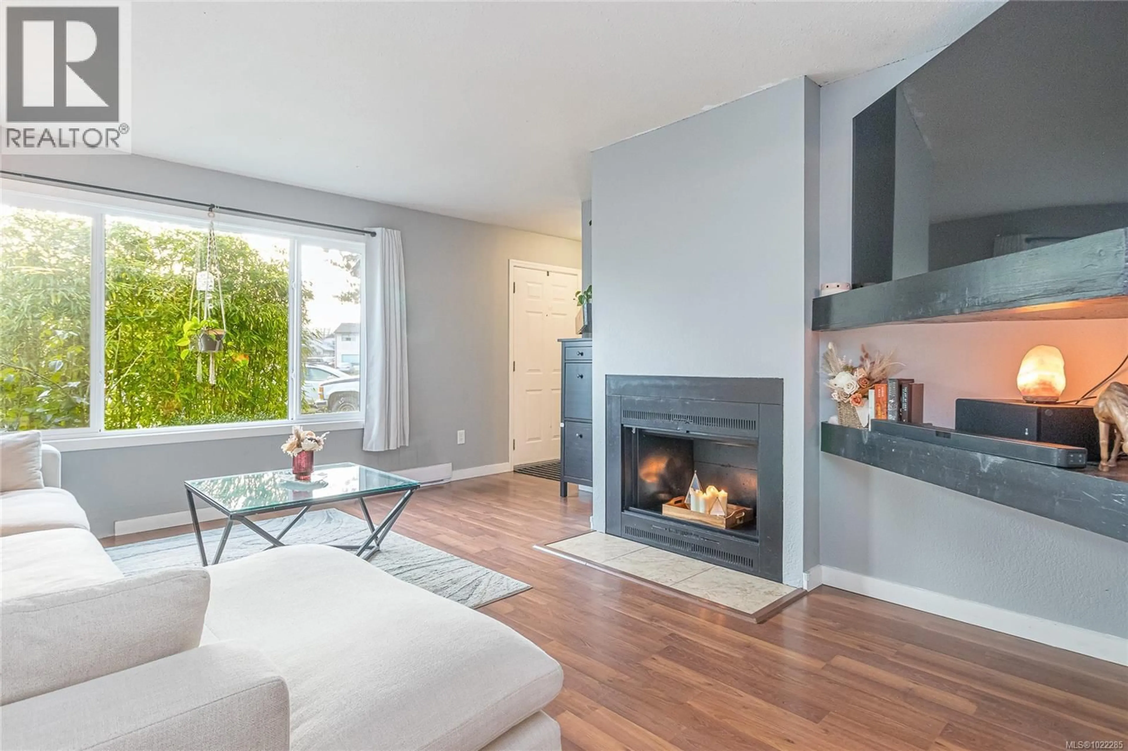 Living room with furniture, wood/laminate floor for 179 MCKINSTRY PLACE, Duncan British Columbia V9L4Y4