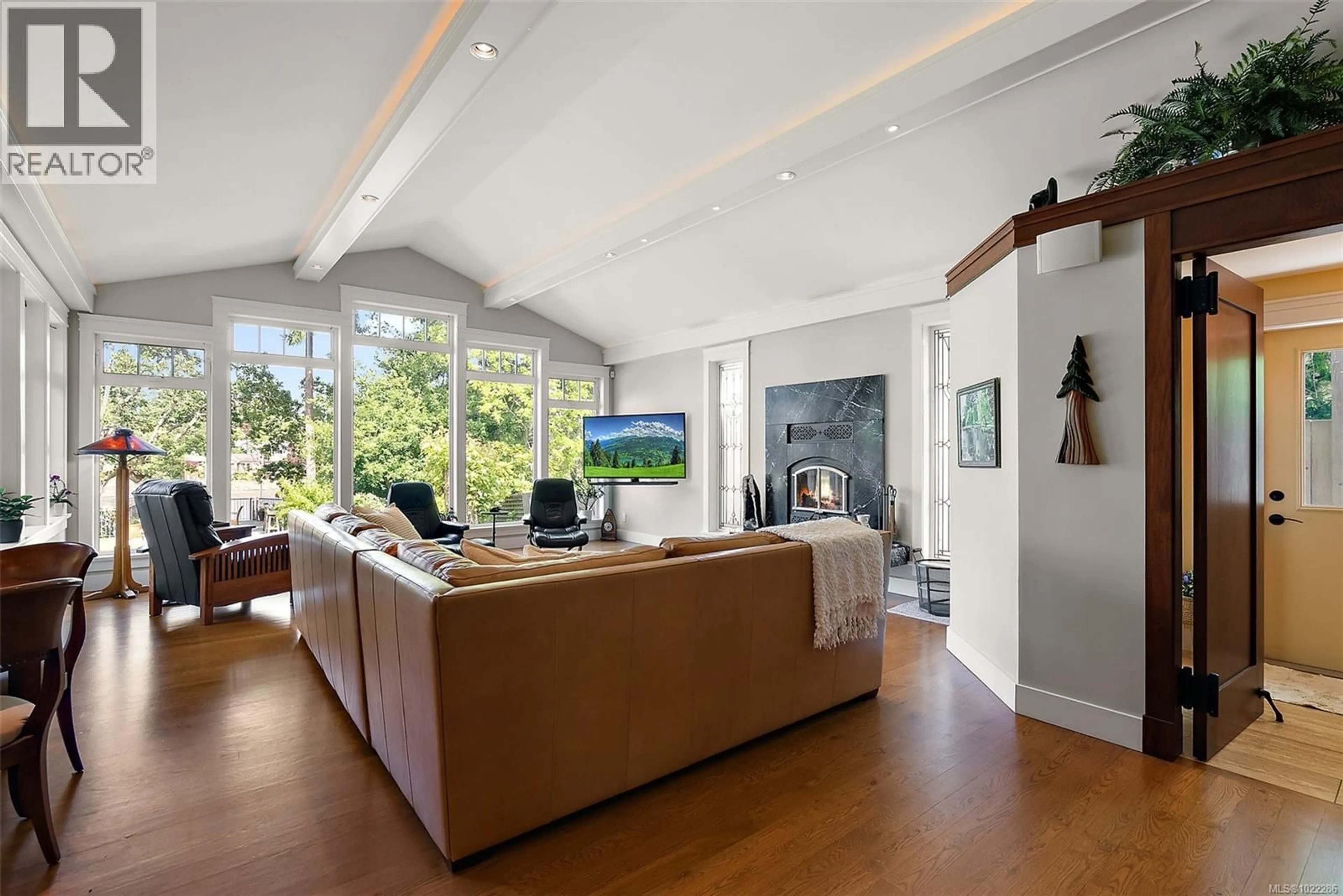 Living room with furniture, unknown for 2751 SHORELINE DRIVE, View Royal British Columbia V9B1M7