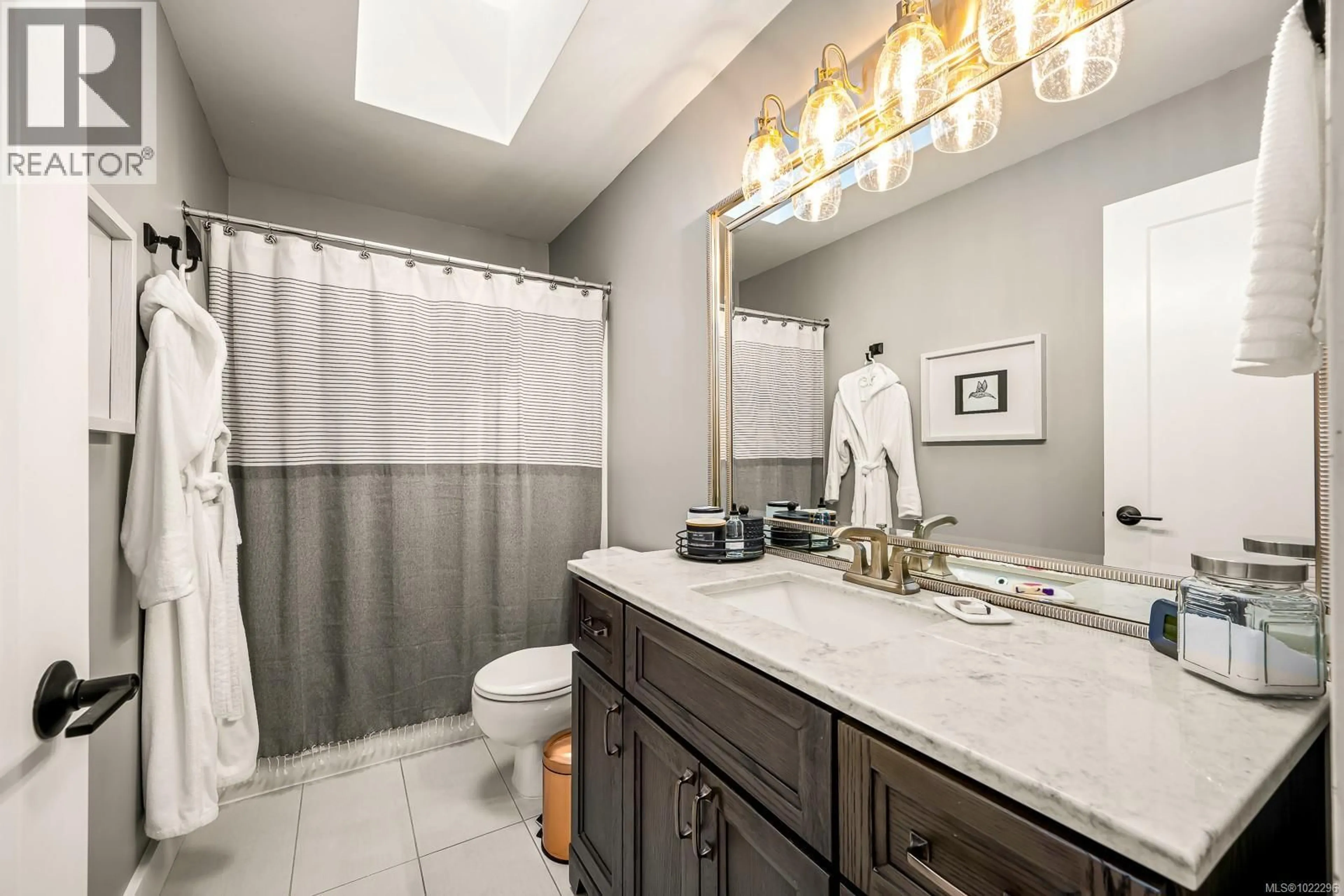 Standard bathroom, ceramic/tile floor for 113 MITCHELL PLACE, Courtenay British Columbia V9N8P3