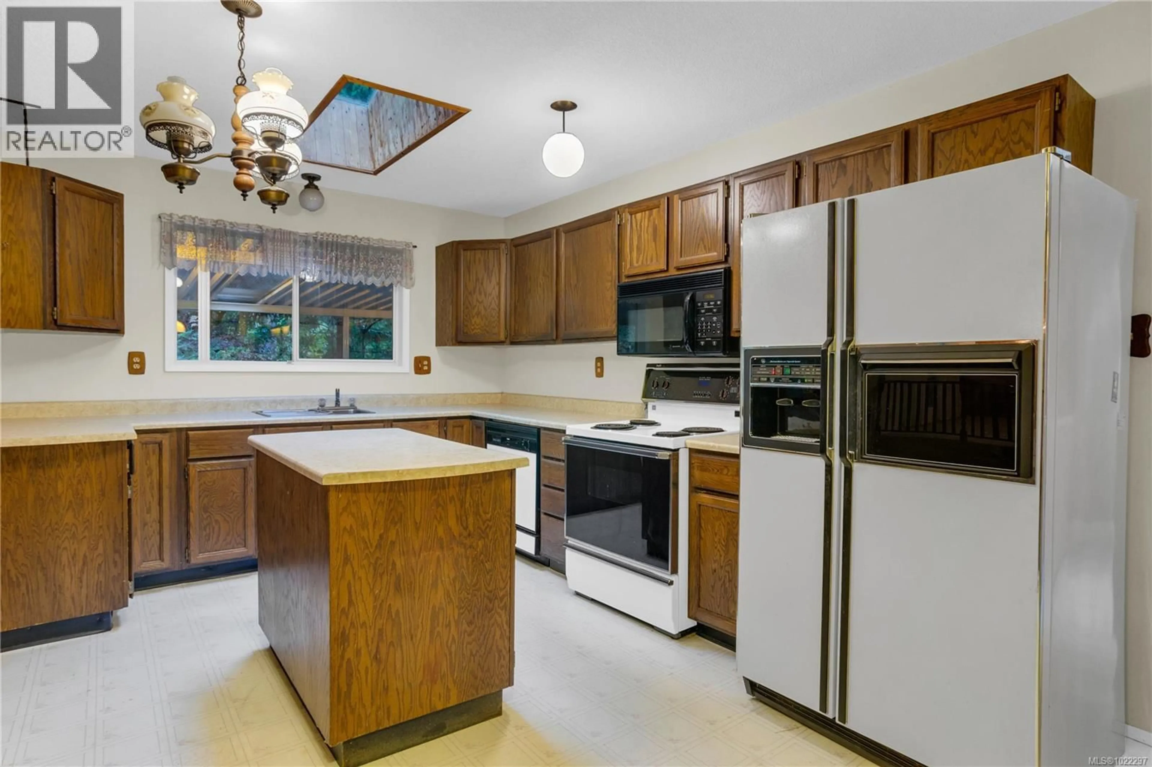 Standard kitchen, ceramic/tile floor for 6513 PHANTOM ROAD, Lantzville British Columbia V0R2H0