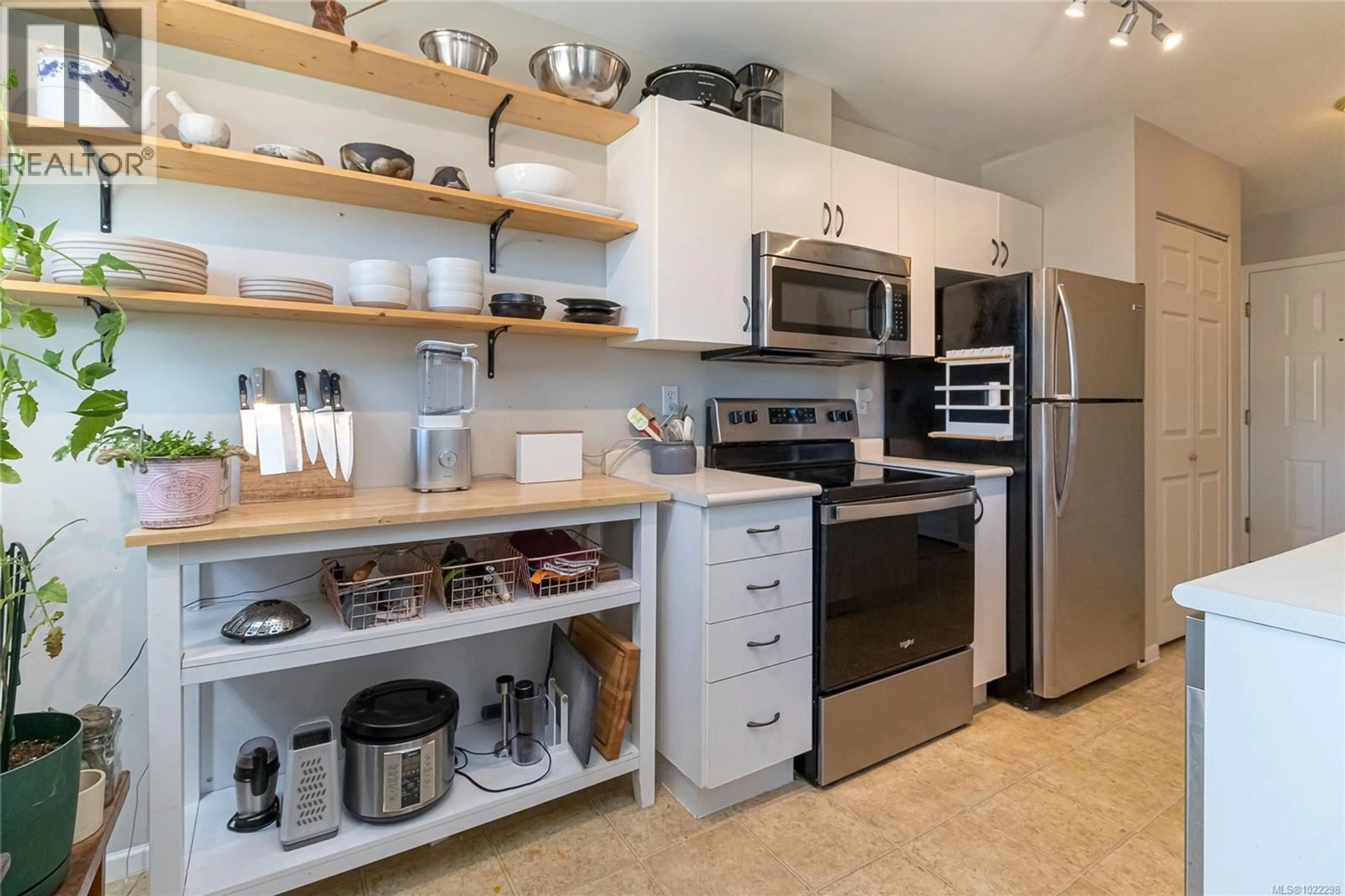 Standard kitchen, ceramic/tile floor for 403 - 1028 BALMORAL ROAD, Victoria British Columbia V8T1A8