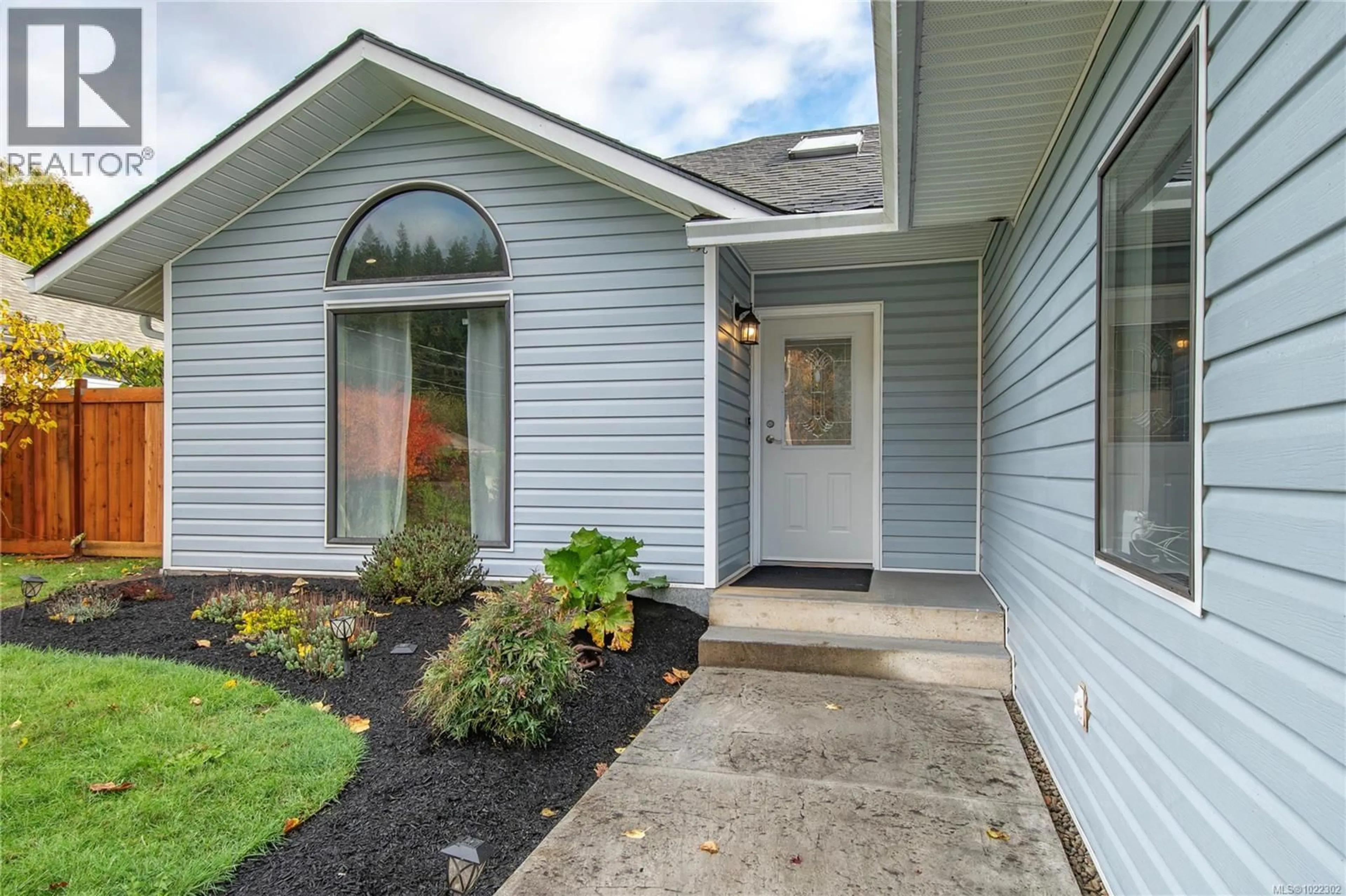 Home with vinyl exterior material, street for 876 SPRINGBOK ROAD, Campbell River British Columbia V9W7M3