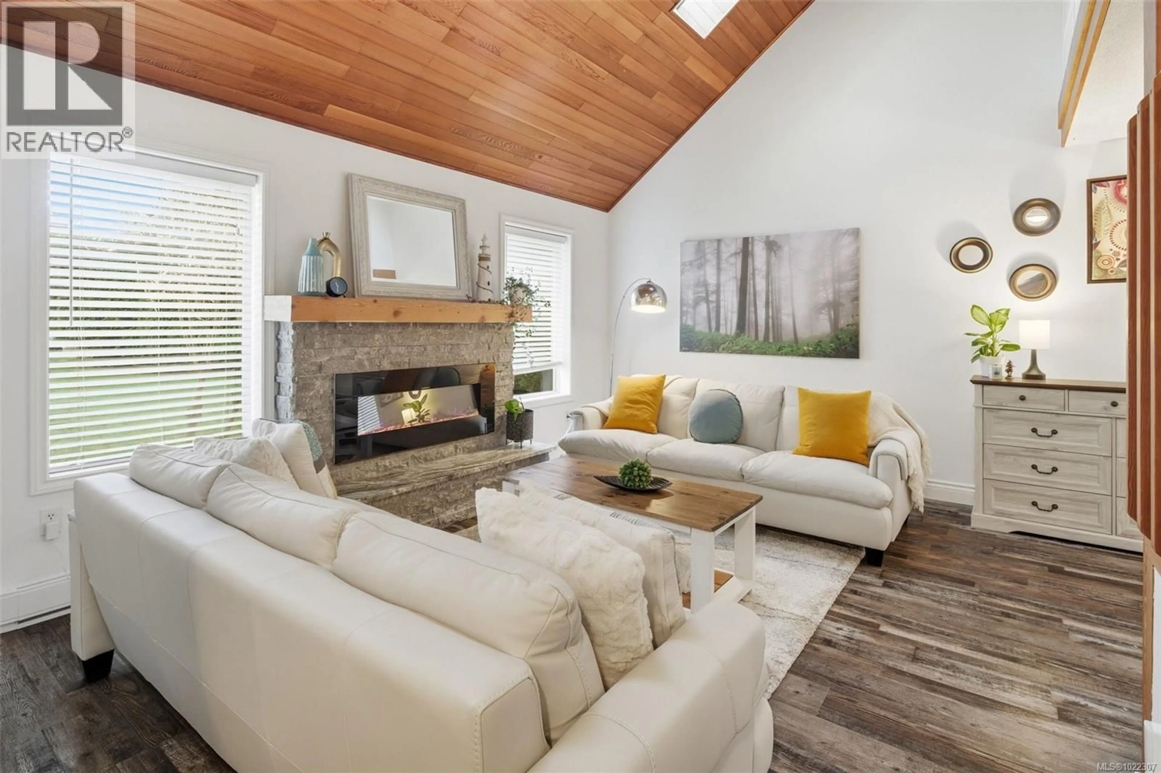 Living room with furniture, unknown for 864 WOODSVIEW PLACE, Central Saanich British Columbia V8M1A7