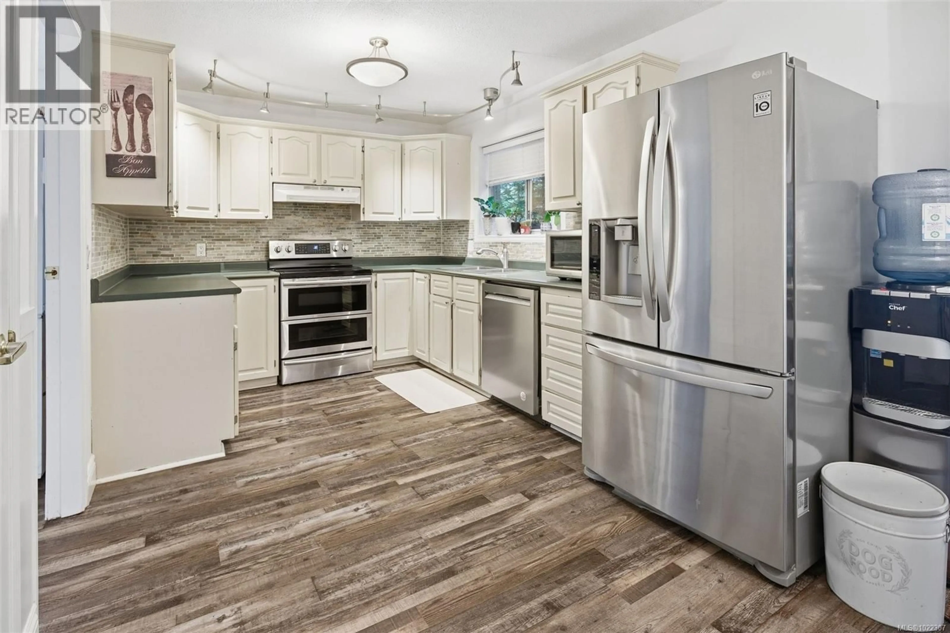 Open concept kitchen, unknown for 864 WOODSVIEW PLACE, Central Saanich British Columbia V8M1A7