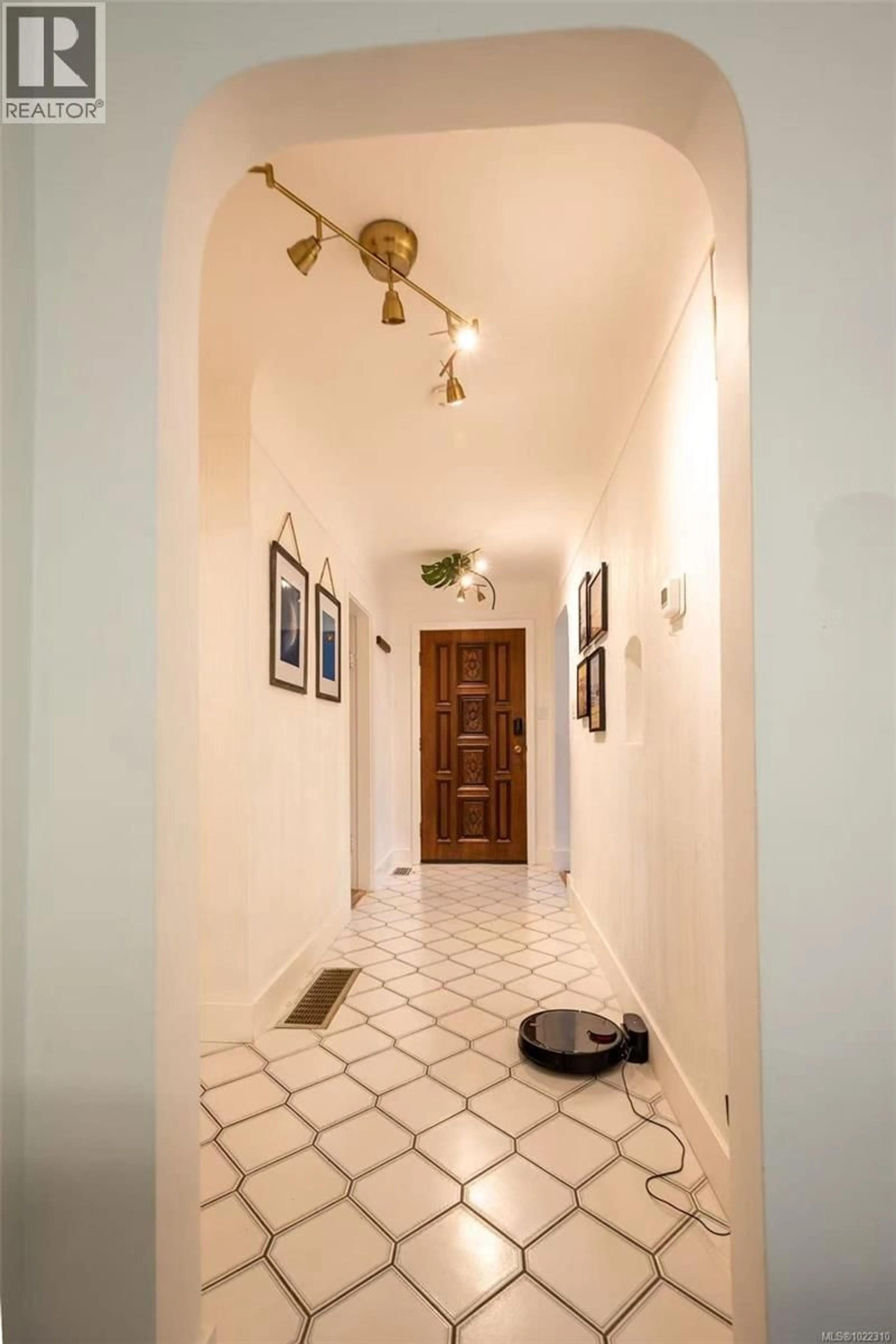 Indoor foyer for 3956 CEDAR HILL CROSS ROAD, Saanich British Columbia V8P2N7