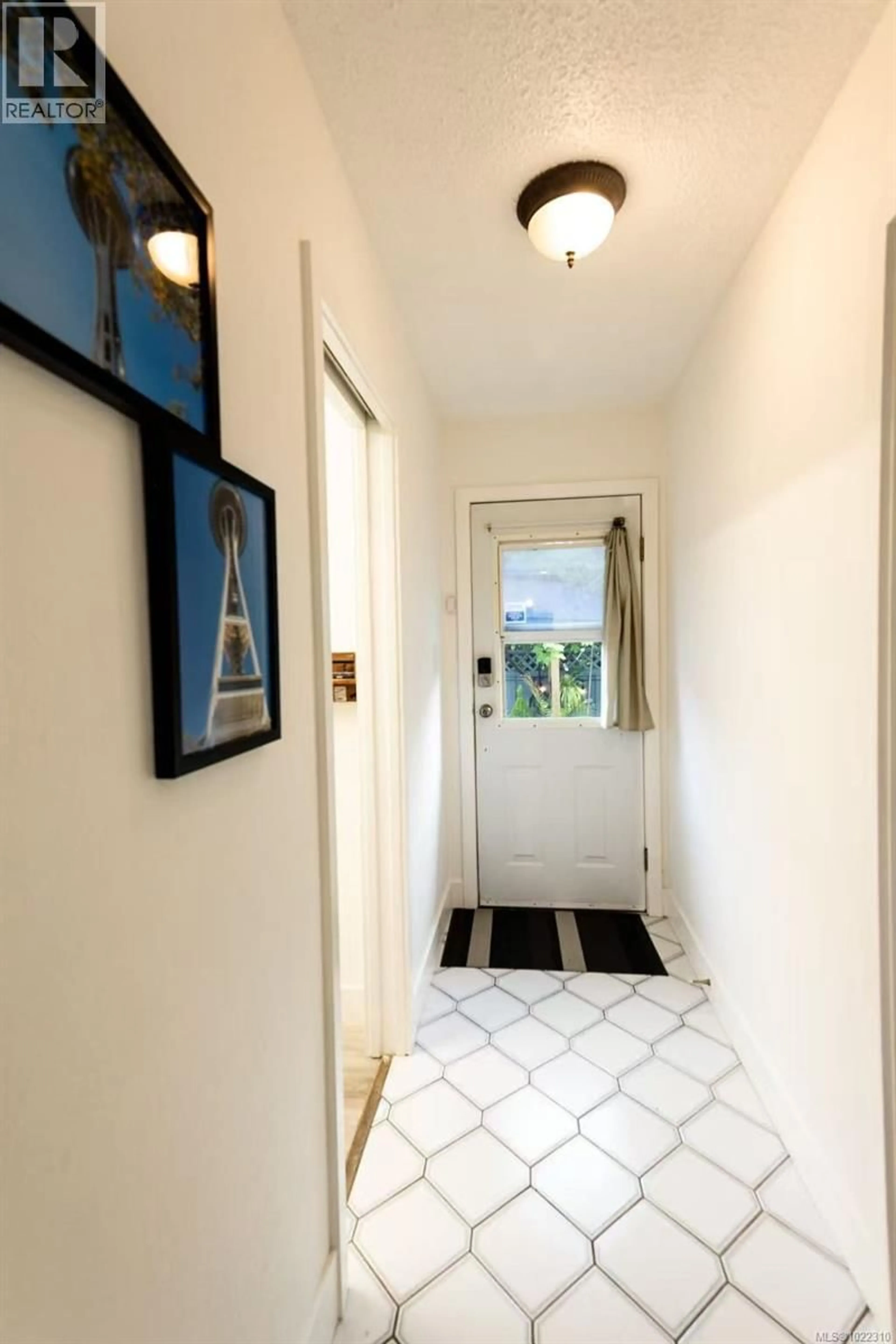 Indoor entryway for 3956 CEDAR HILL CROSS ROAD, Saanich British Columbia V8P2N7