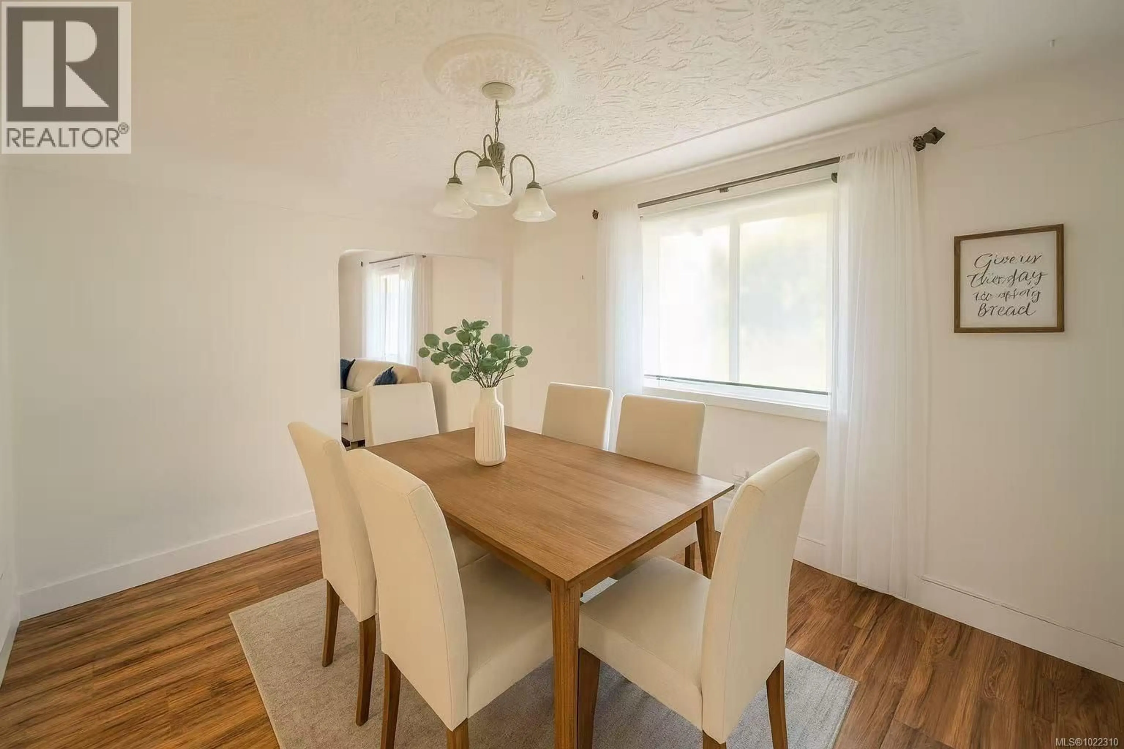 Dining room, wood/laminate floor for 3956 CEDAR HILL CROSS ROAD, Saanich British Columbia V8P2N7
