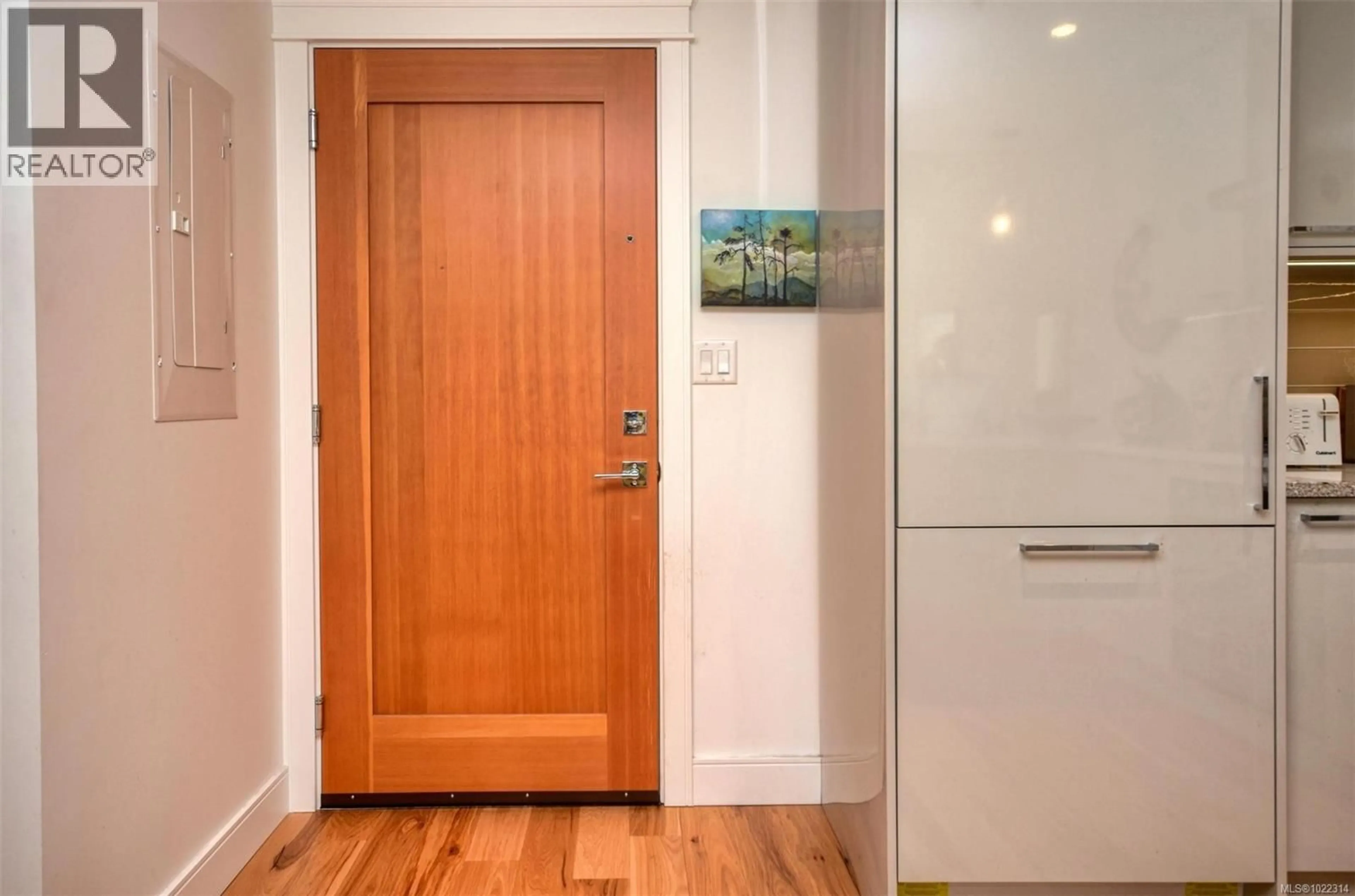 Indoor entryway for 203 - 916 LYALL STREET, Esquimalt British Columbia V9A5E6