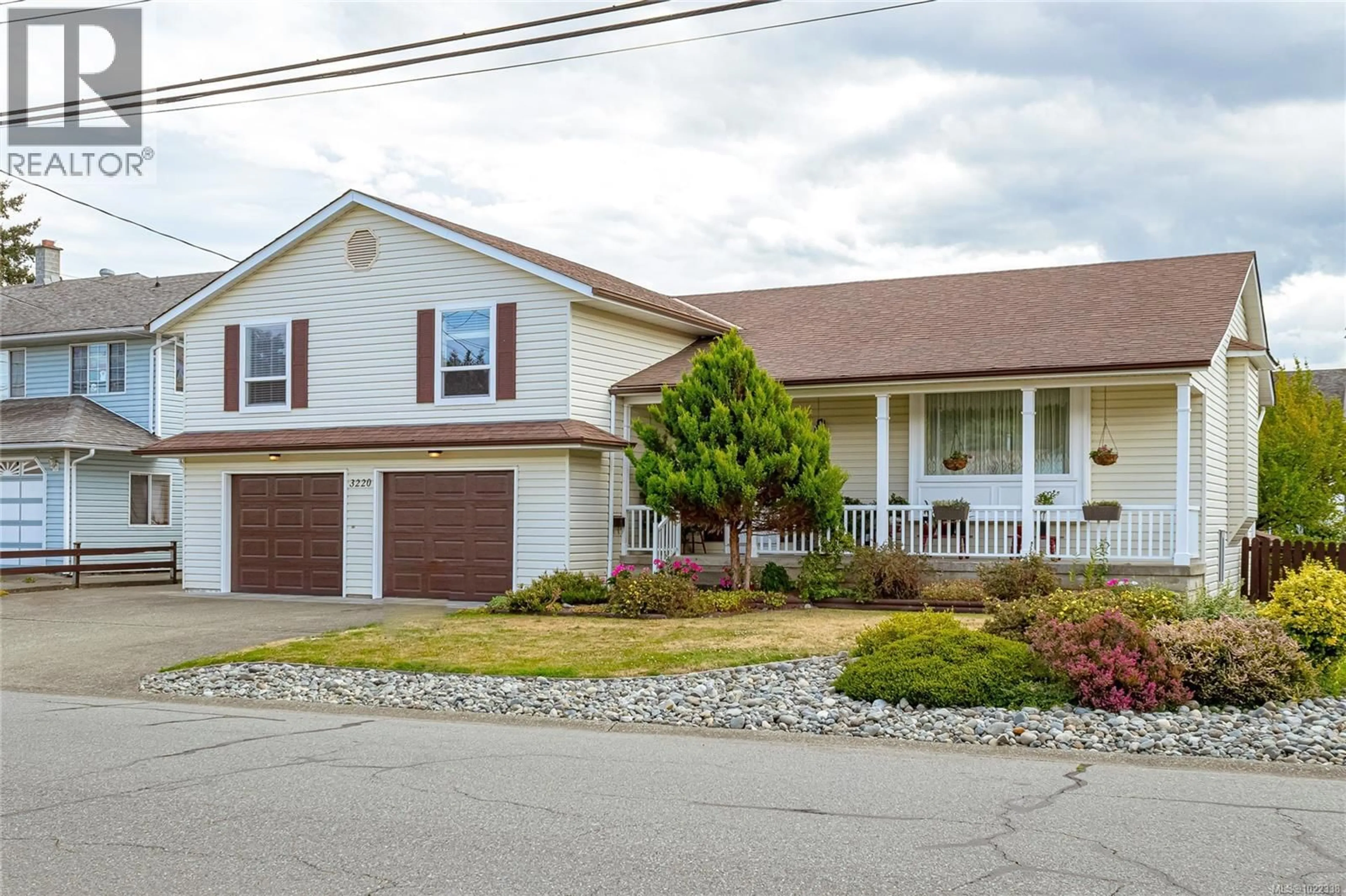 Home with vinyl exterior material, street for 3220 MOORFIELD ROAD, Duncan British Columbia V9L4A9