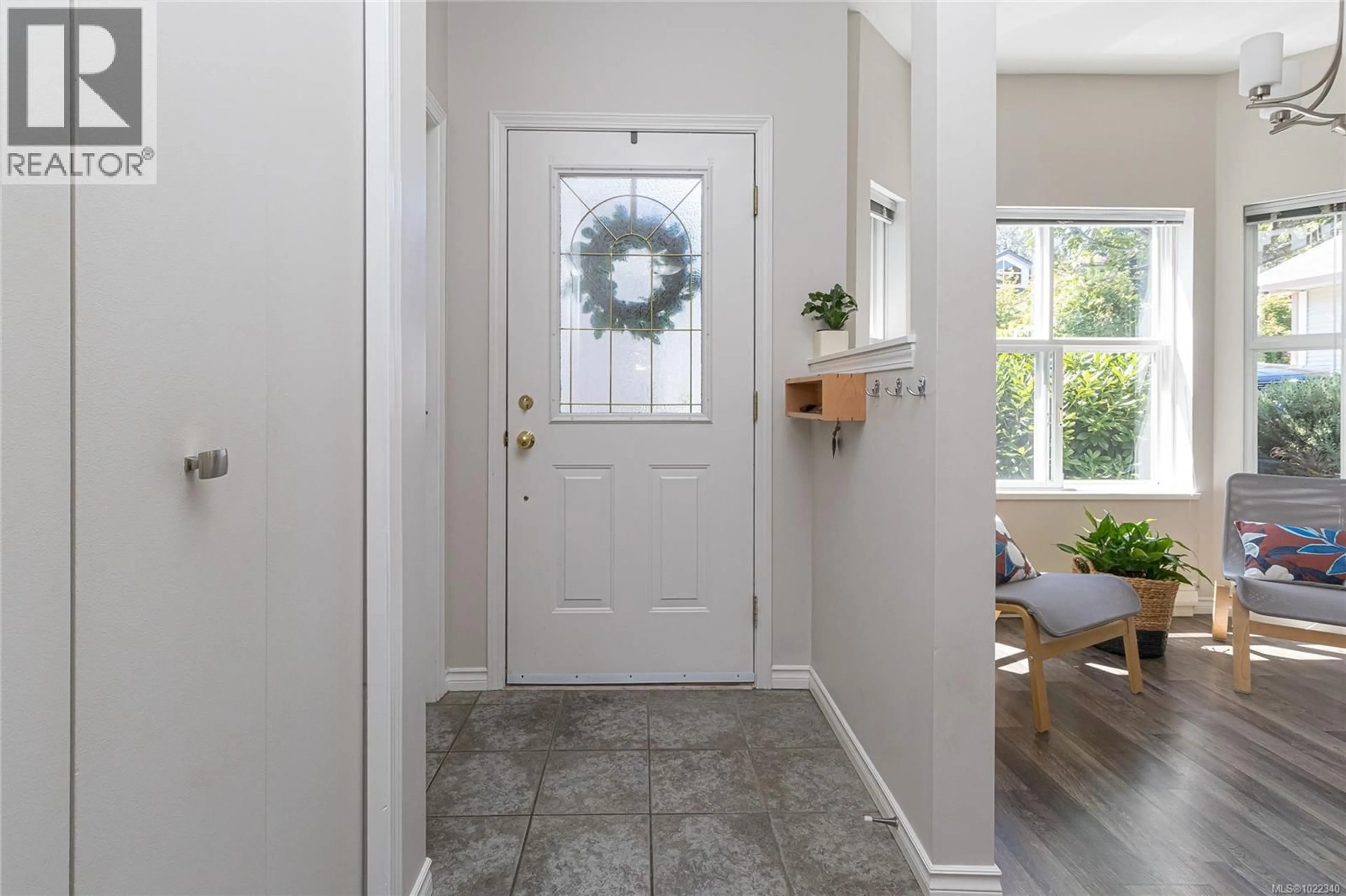 Indoor entryway for 3 - 3633 CEDAR HILL ROAD, Saanich British Columbia V8P3Z3