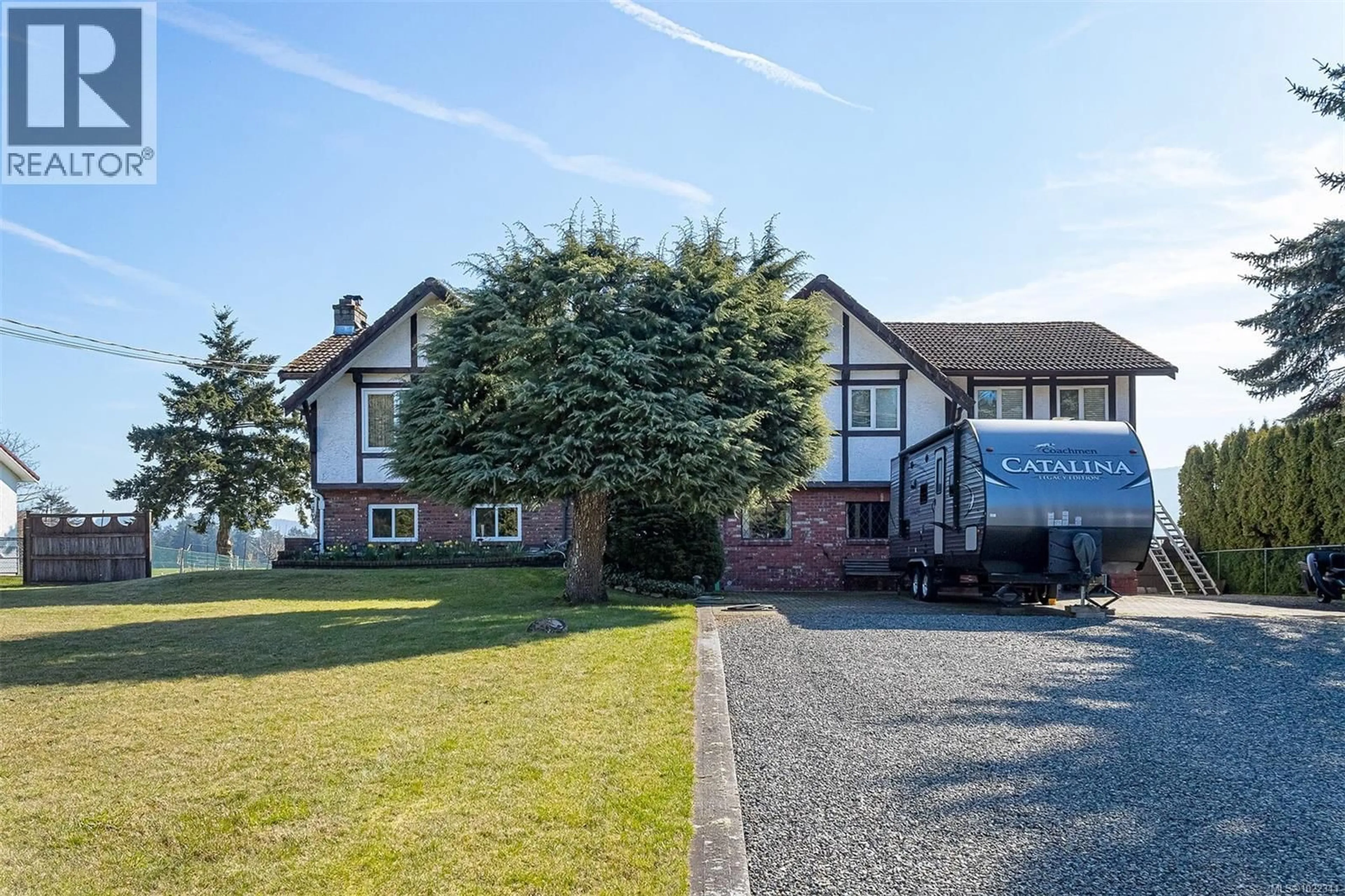 A pic from outside/outdoor area/front of a property/back of a property/a pic from drone, building for 6627 LAKES ROAD, Duncan British Columbia V9L5V9