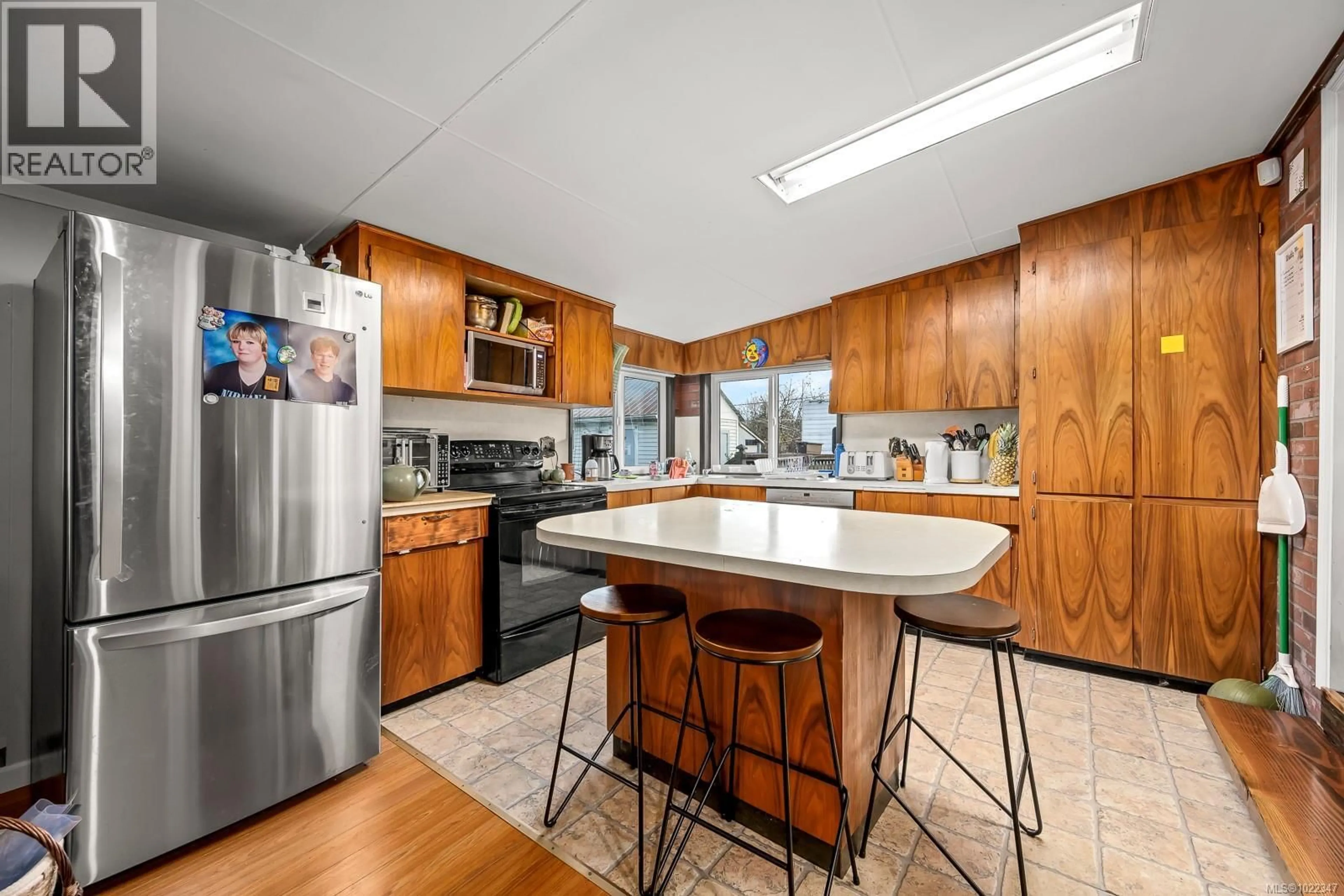 Open concept kitchen, unknown for 2114 MCKENZIE AVENUE, Comox British Columbia V9M1M7