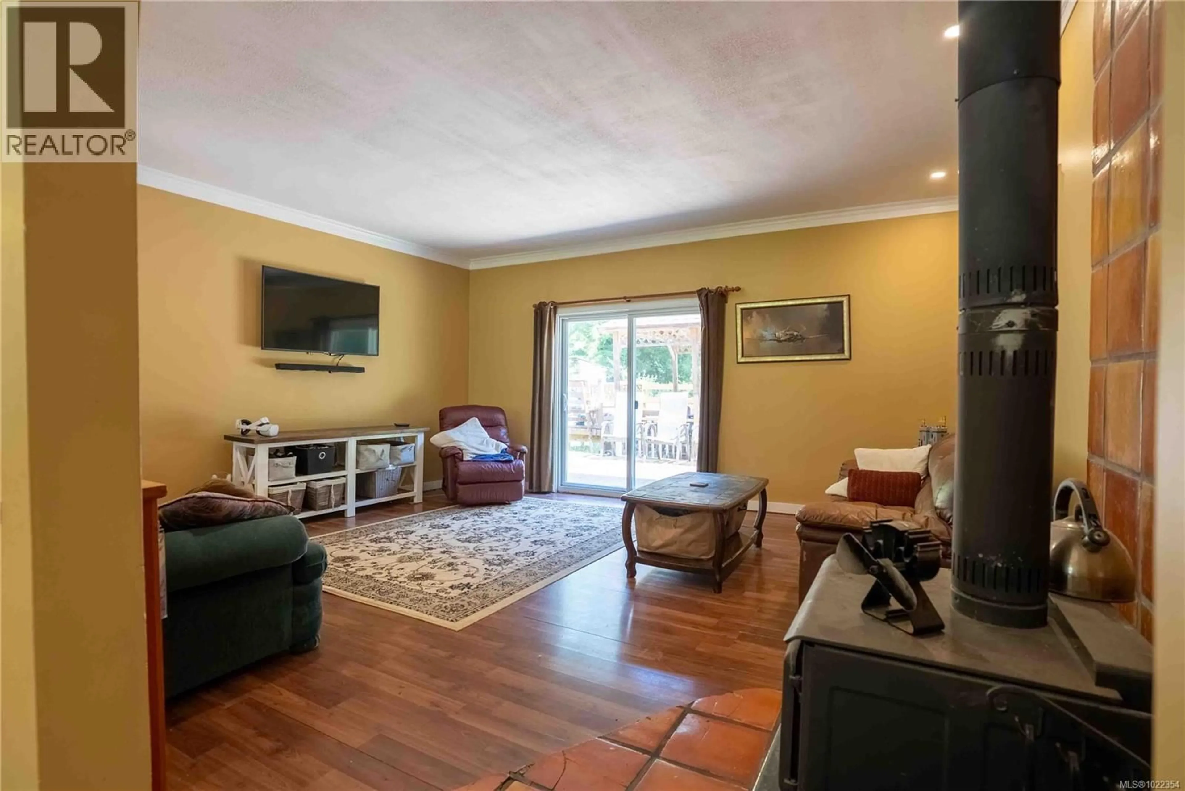 Living room with furniture, unknown for 4591 HOWIE ROAD NORTH, Duncan British Columbia V9L6N2