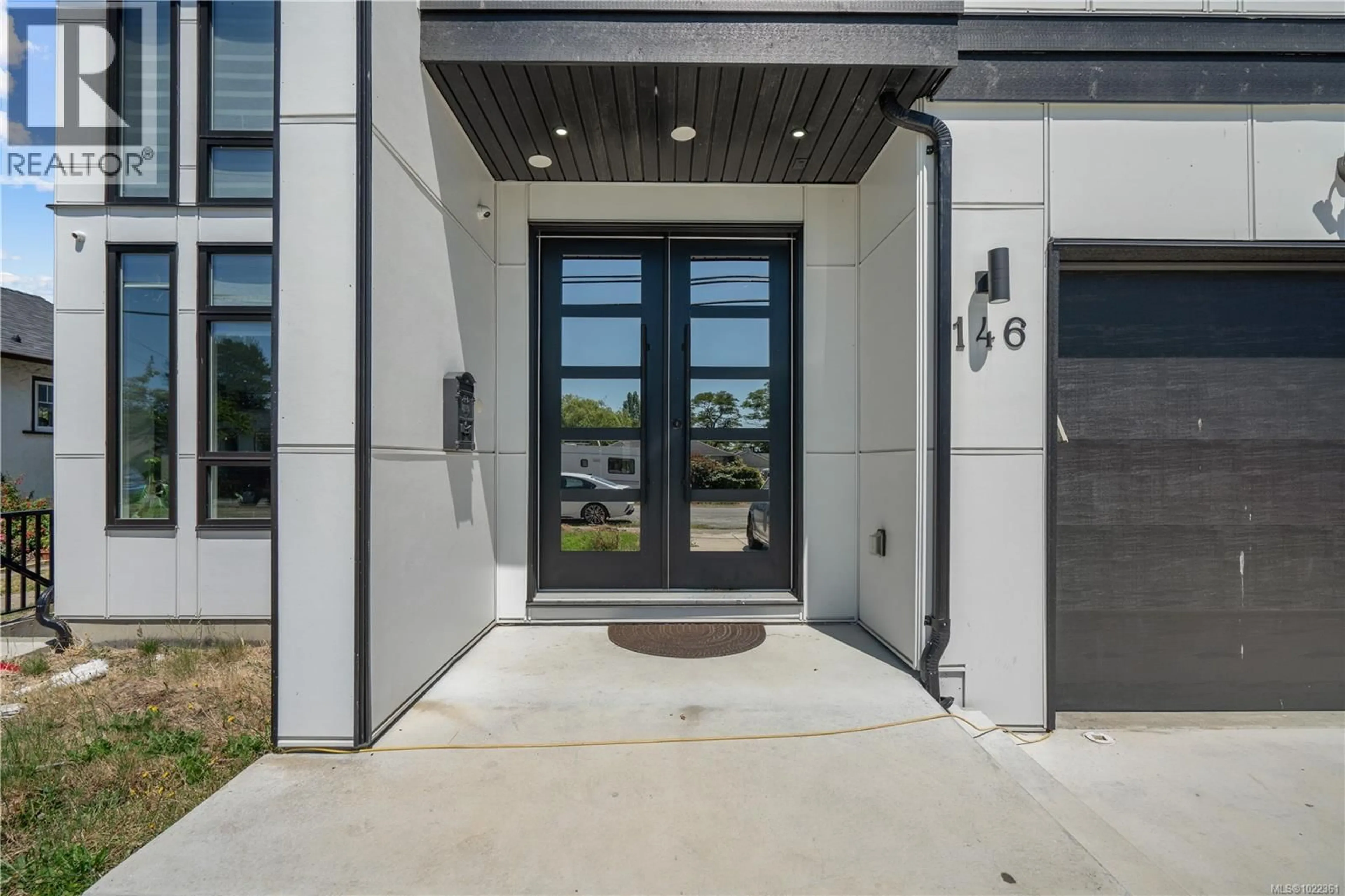 Indoor entryway for 146 CADILLAC AVENUE, Saanich British Columbia V8Z1T6