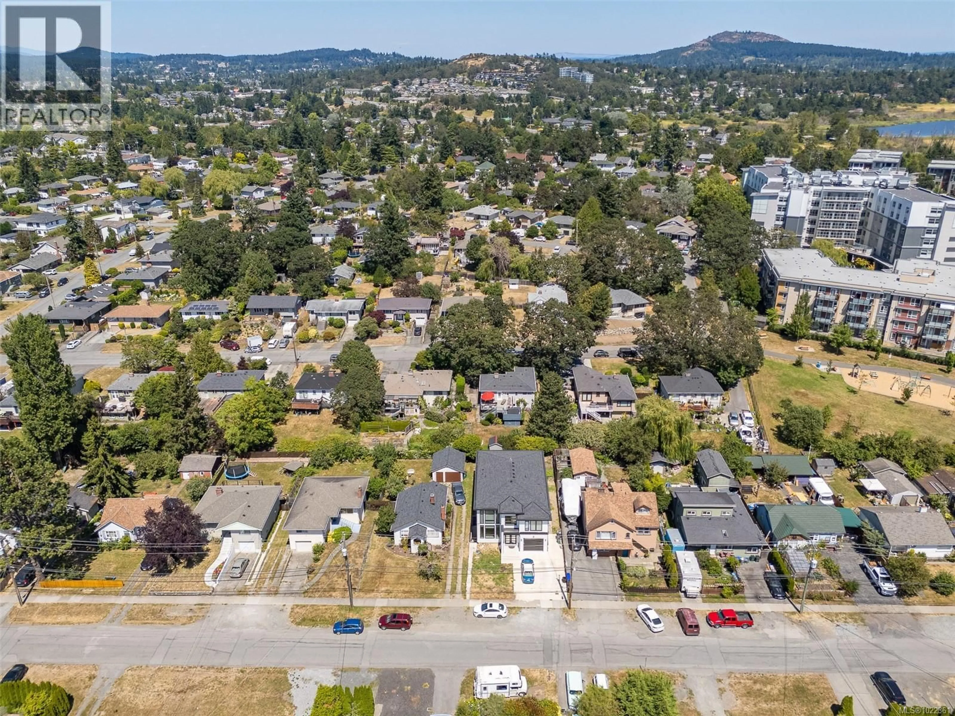 A pic from outside/outdoor area/front of a property/back of a property/a pic from drone, mountain view for 146 CADILLAC AVENUE, Saanich British Columbia V8Z1T6