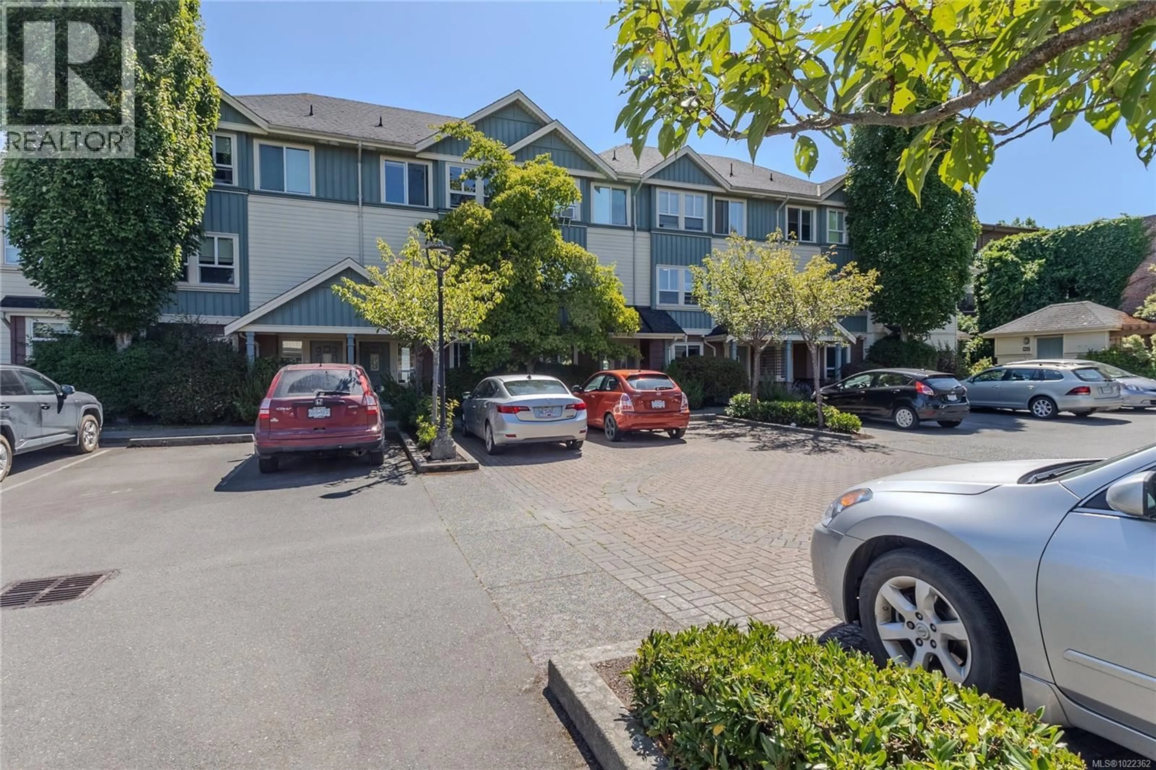 A pic from outside/outdoor area/front of a property/back of a property/a pic from drone, street for 20 - 1019 NORTH PARK STREET, Victoria British Columbia V8T5L4