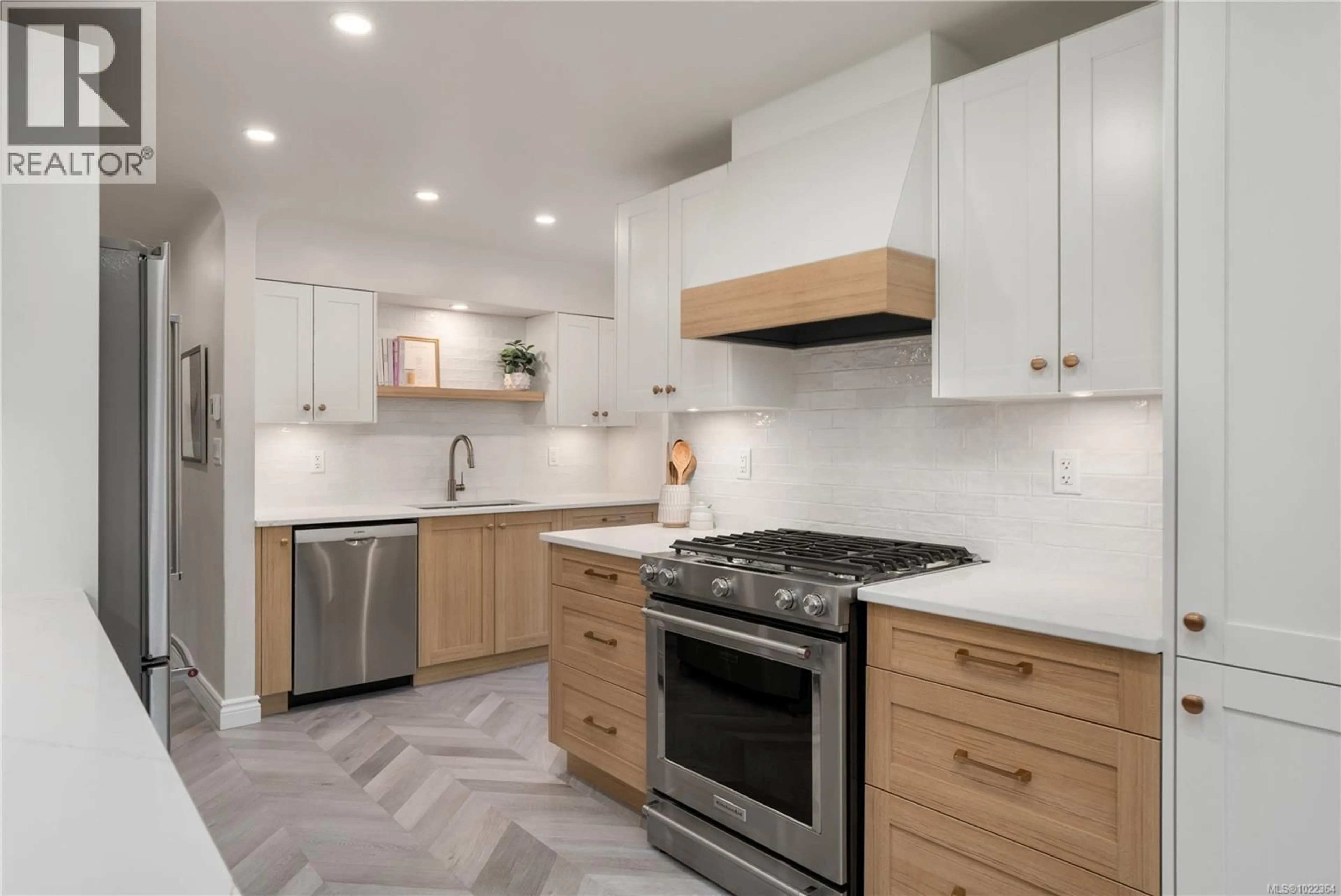 Open concept kitchen, ceramic/tile floor for 610 BAKER STREET, Saanich British Columbia V8Z2H7