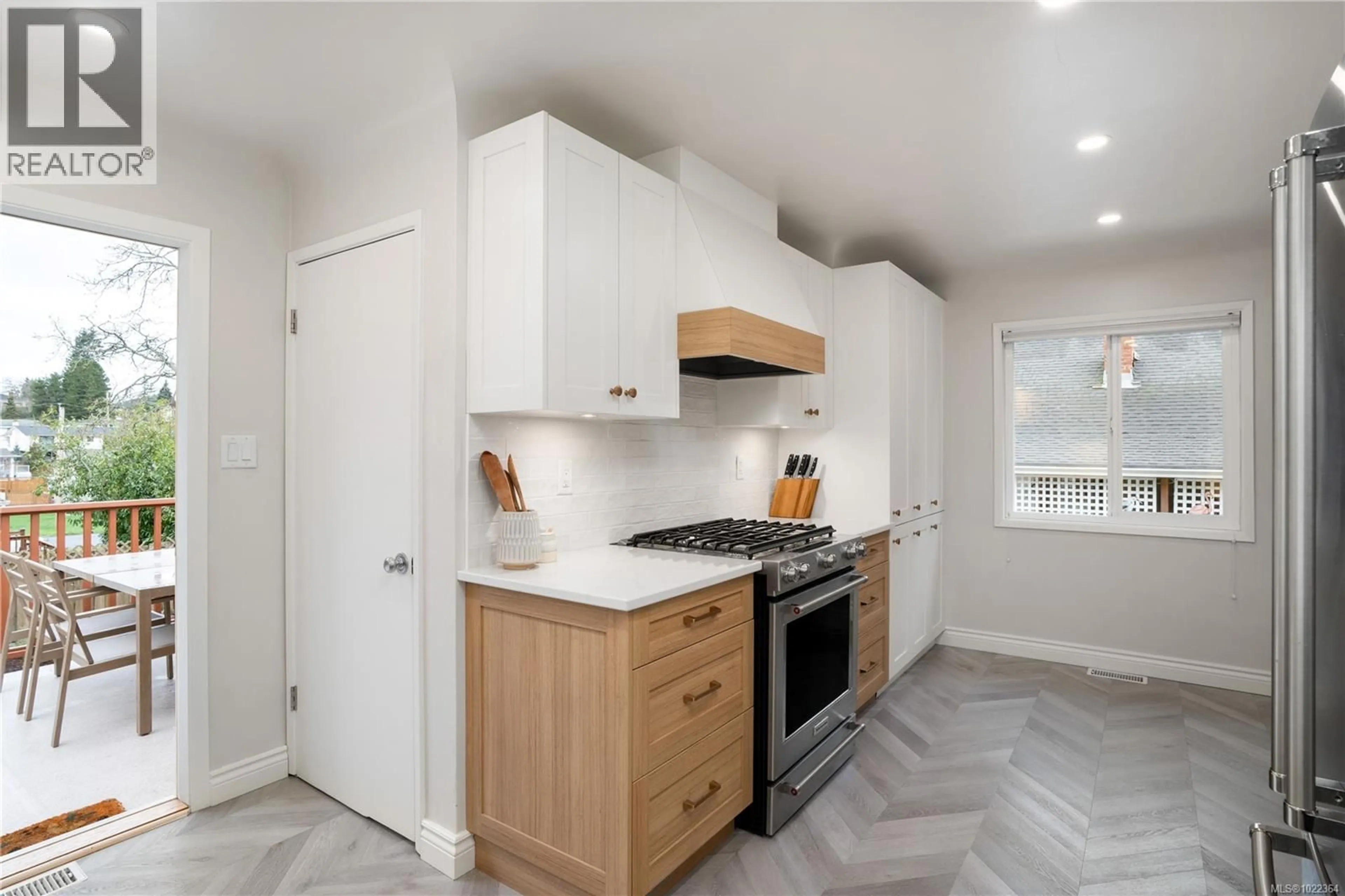 Standard kitchen, ceramic/tile floor for 610 BAKER STREET, Saanich British Columbia V8Z2H7