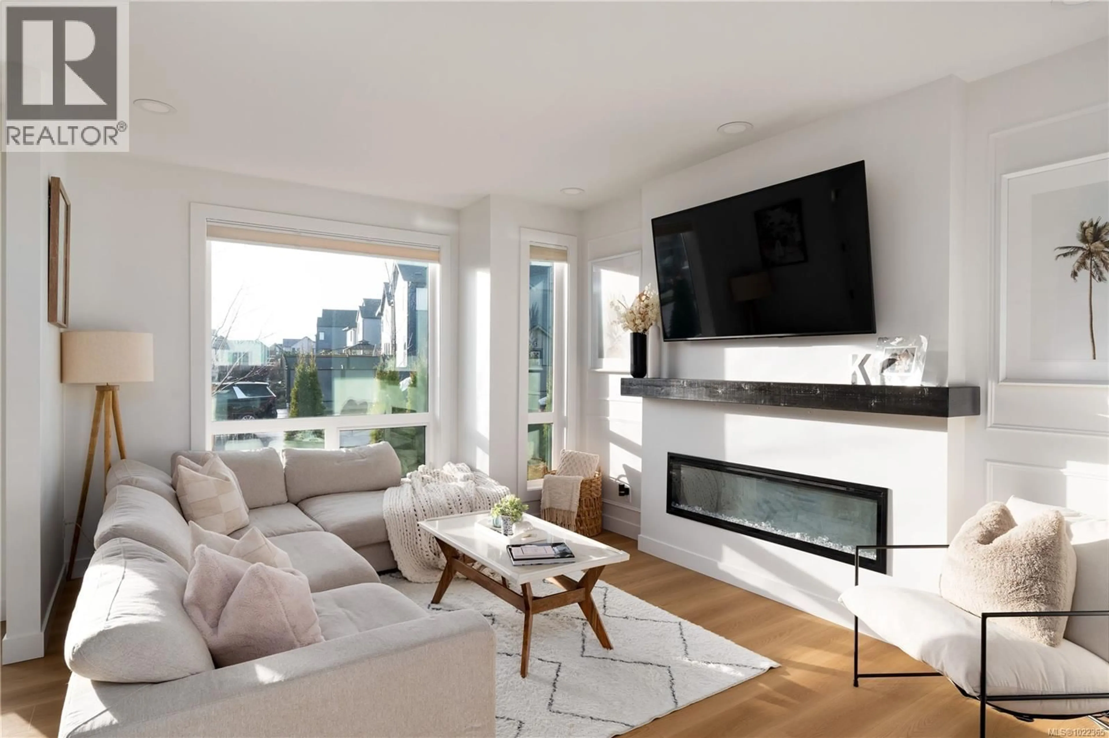 Living room with furniture, wood/laminate floor for 372 TRADEWINDS AVENUE, Colwood British Columbia V9C0S4