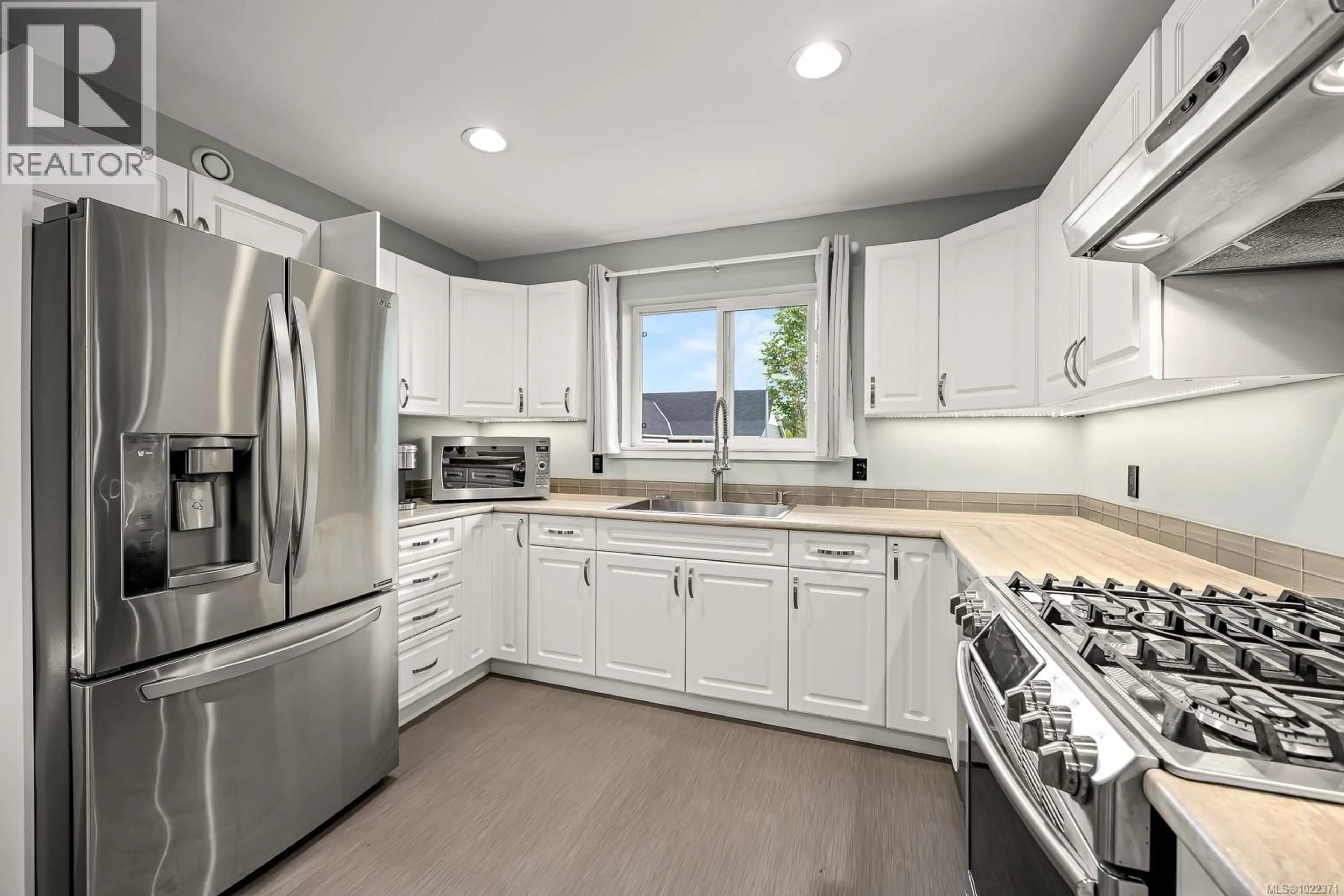 Open concept kitchen, ceramic/tile floor for 279 MICHIGAN DRIVE, Campbell River British Columbia V9H0C7