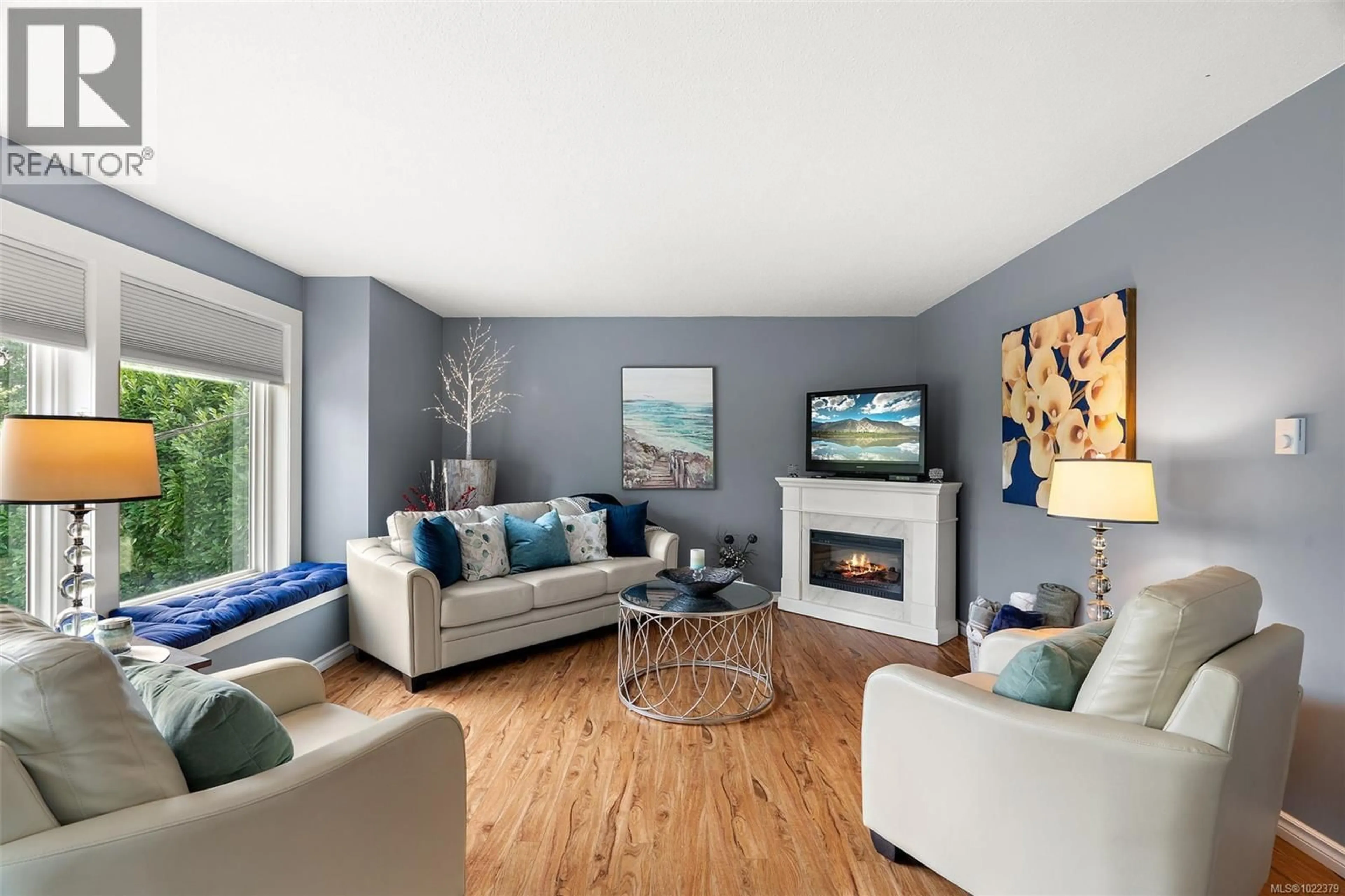 Living room with furniture, wood/laminate floor for 6877 PHILIP ROAD, Lantzville British Columbia V0R2H0