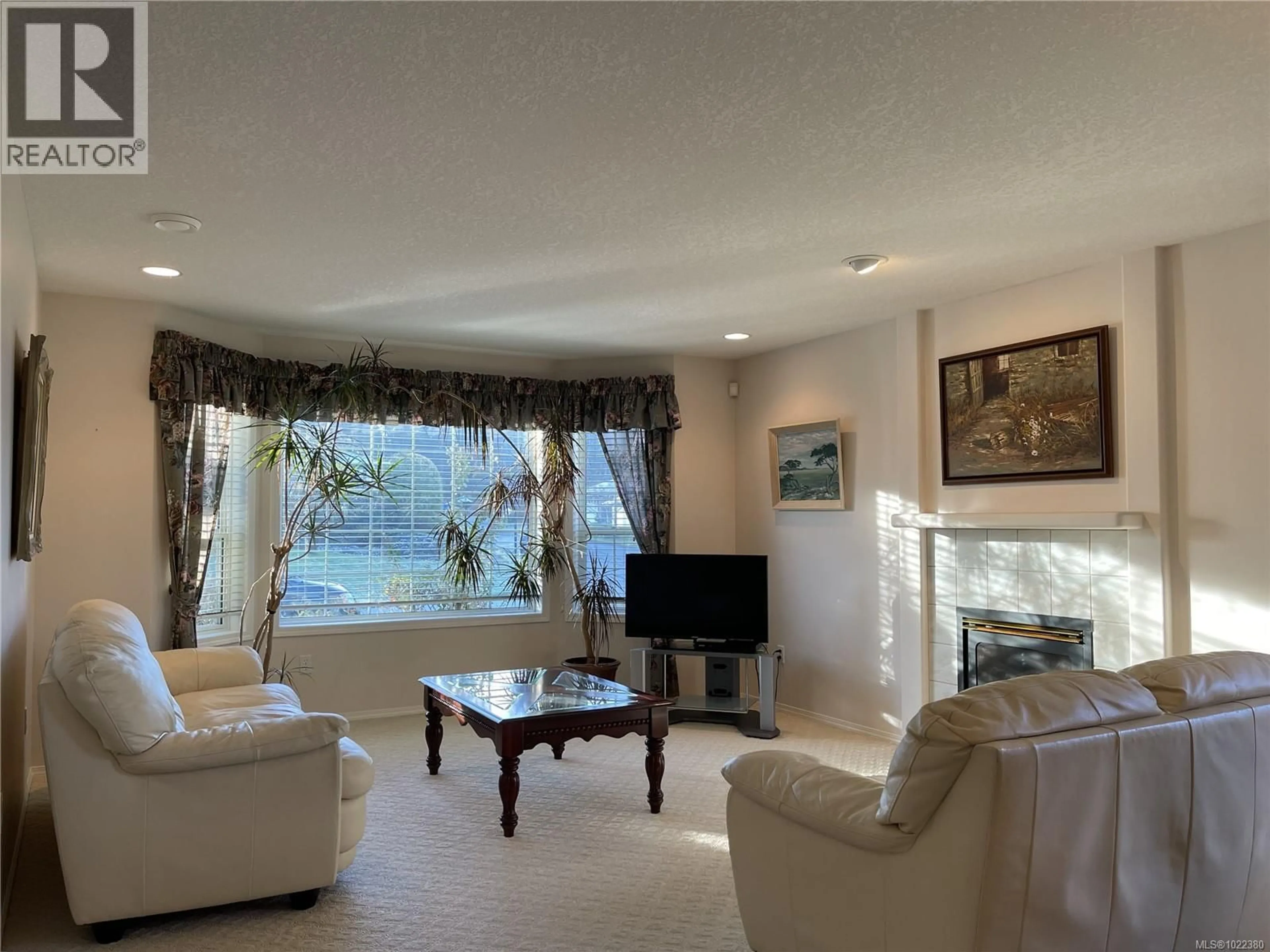 Living room with furniture, ceramic/tile floor for 15 - 3535 BURDE STREET, Port Alberni British Columbia V9Y8H3