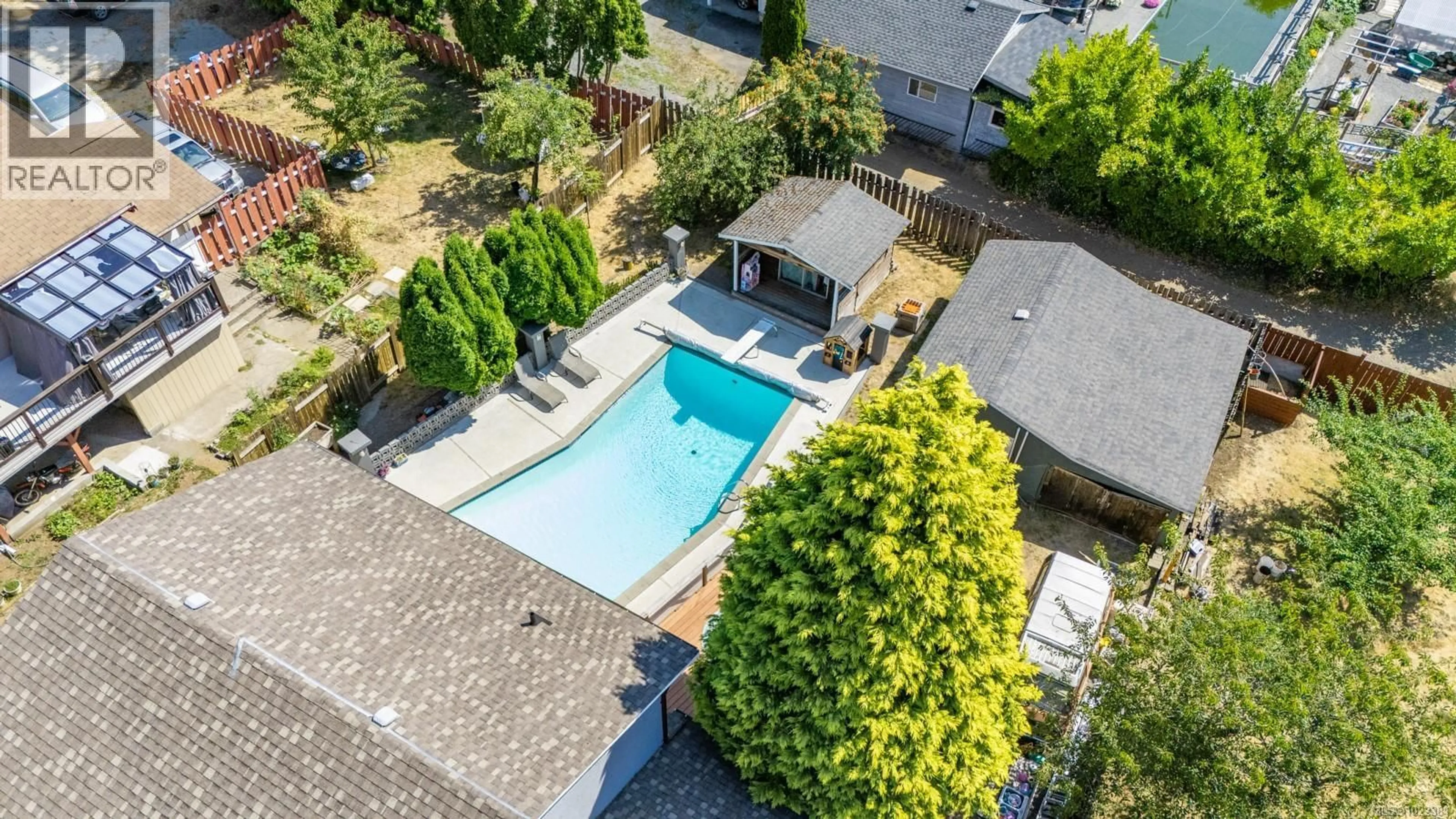 A pic from outside/outdoor area/front of a property/back of a property/a pic from drone, street for 3603 SUNRISE PLACE, Nanaimo British Columbia V9T2S7