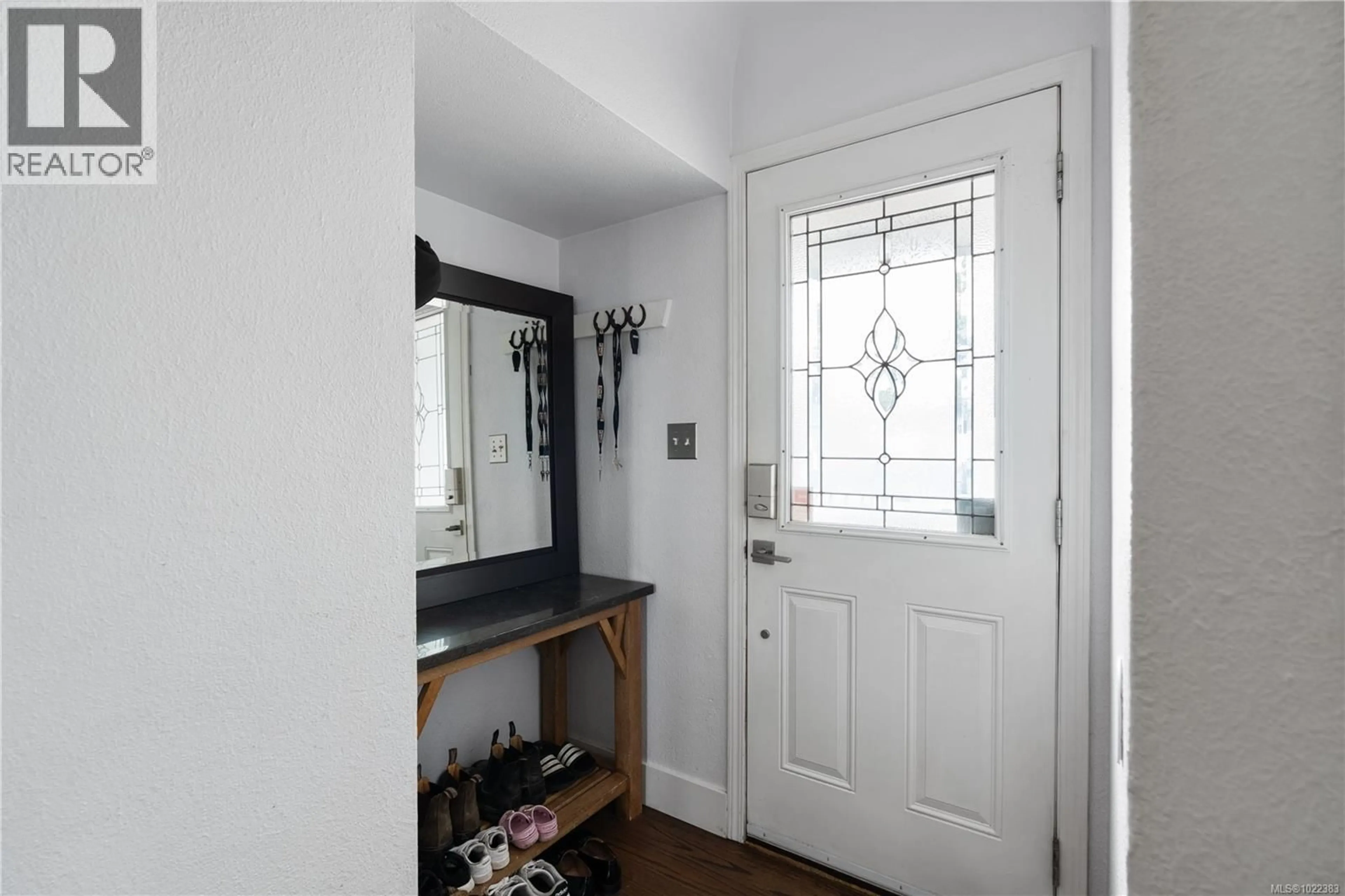 Indoor entryway for 3235 ADMIRALS ROAD, Saanich British Columbia V8Z4N4