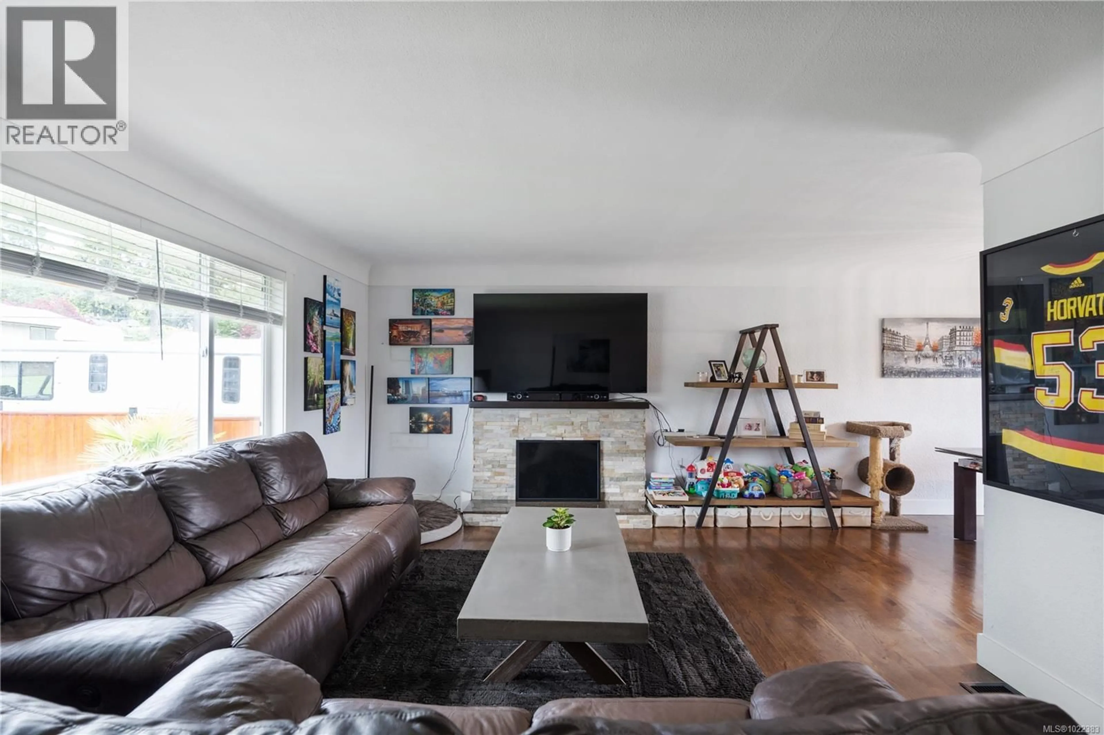 Living room with furniture, unknown for 3235 ADMIRALS ROAD, Saanich British Columbia V8Z4N4