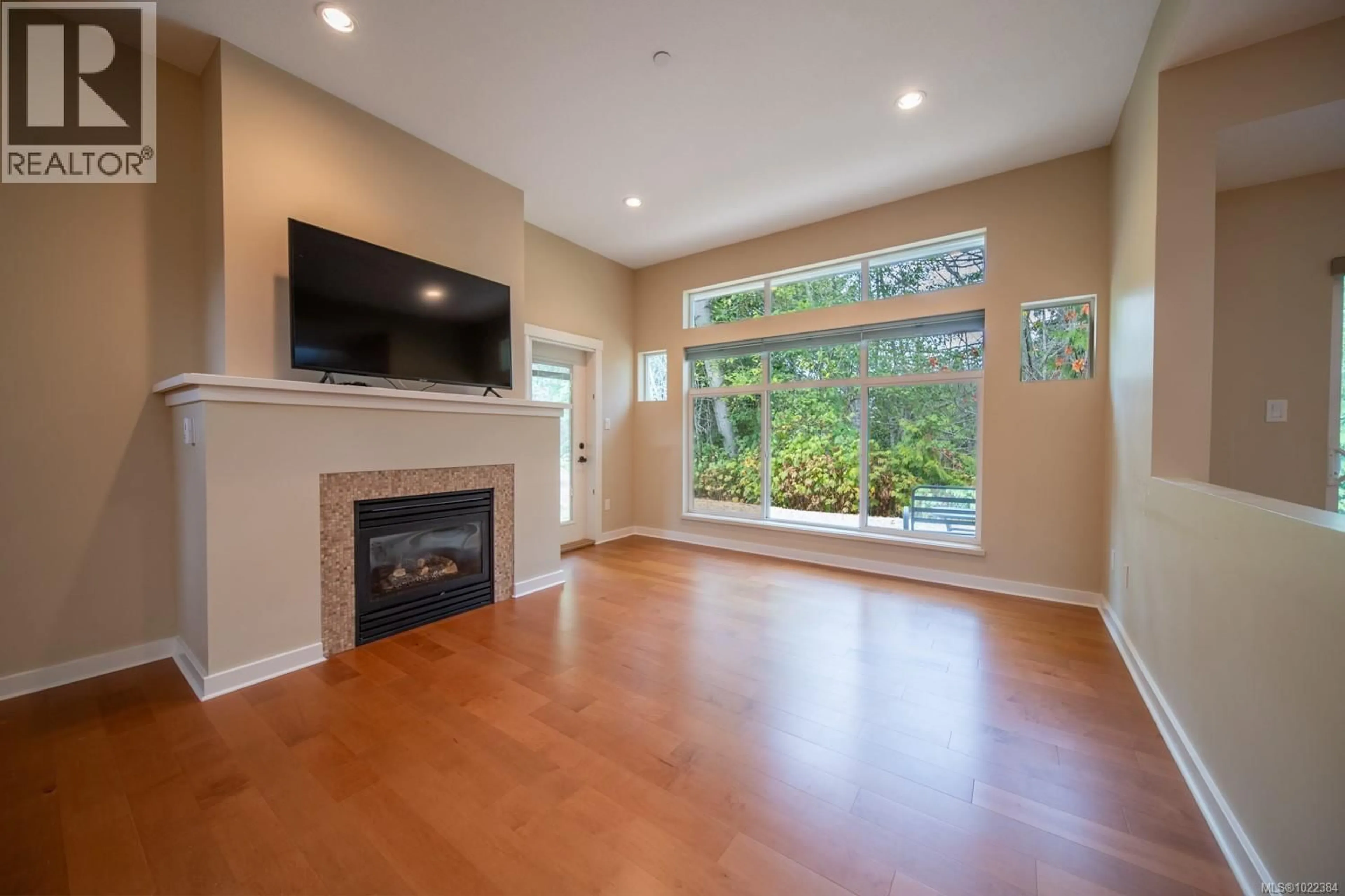 Living room with furniture, wood/laminate floor for 5 - 500 CORFIELD STREET, Parksville British Columbia V9P0A8