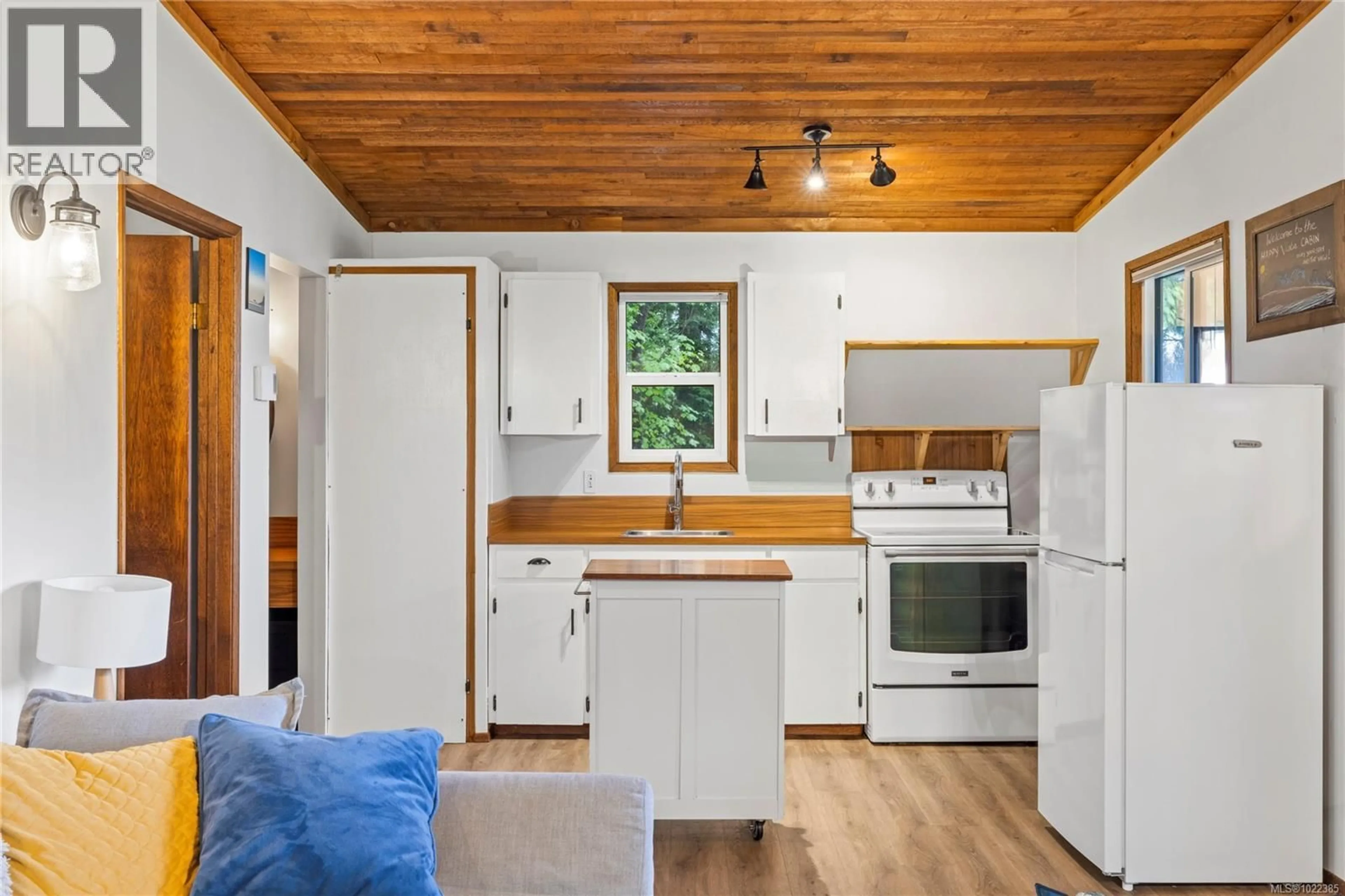 Open concept kitchen, wood/laminate floor for 4 - 4375 KELSEY ROAD, Bowser British Columbia V0R1G0