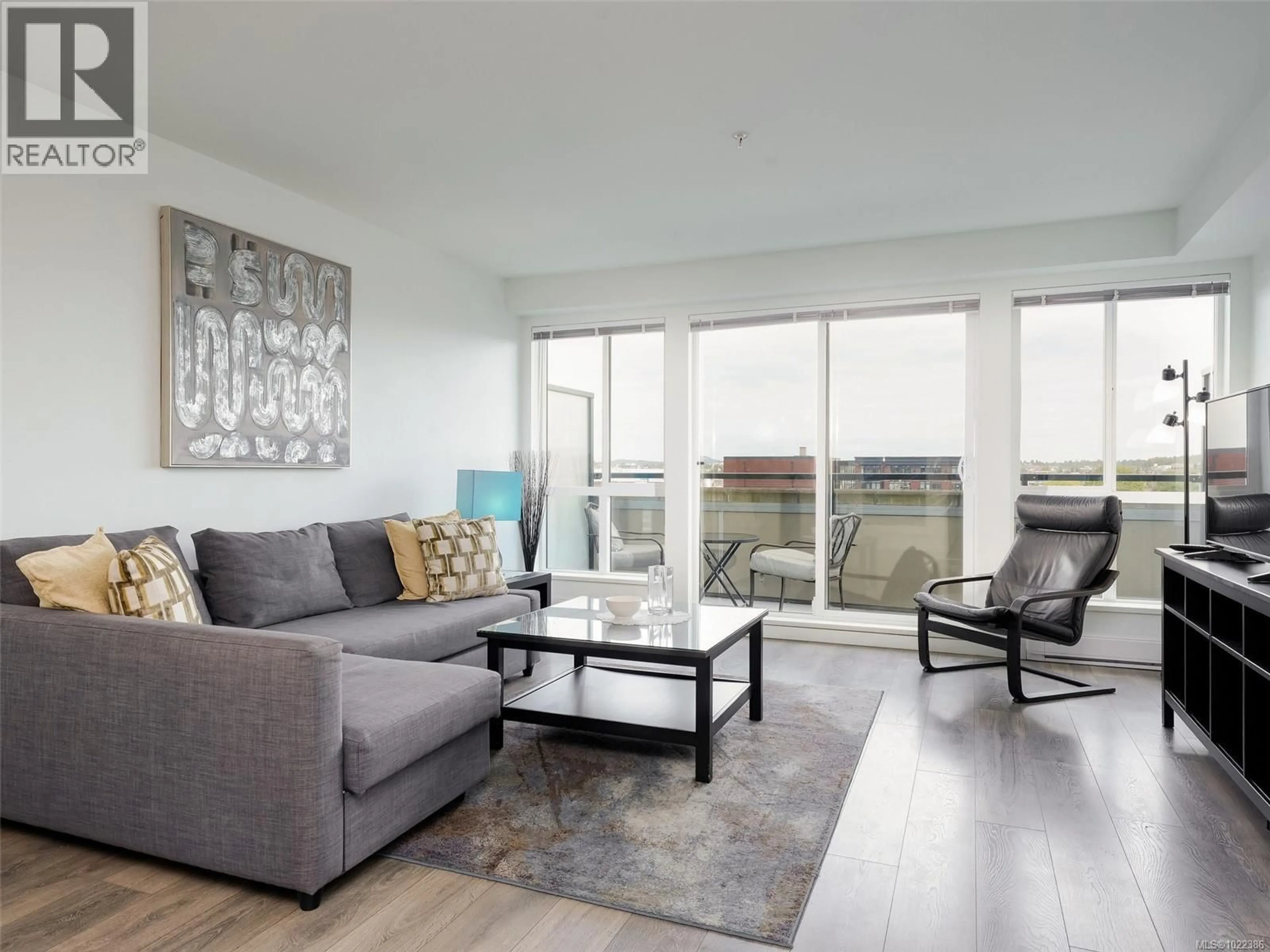 Living room with furniture, wood/laminate floor for 405 - 517 FISGARD STREET, Victoria British Columbia V8W0C5