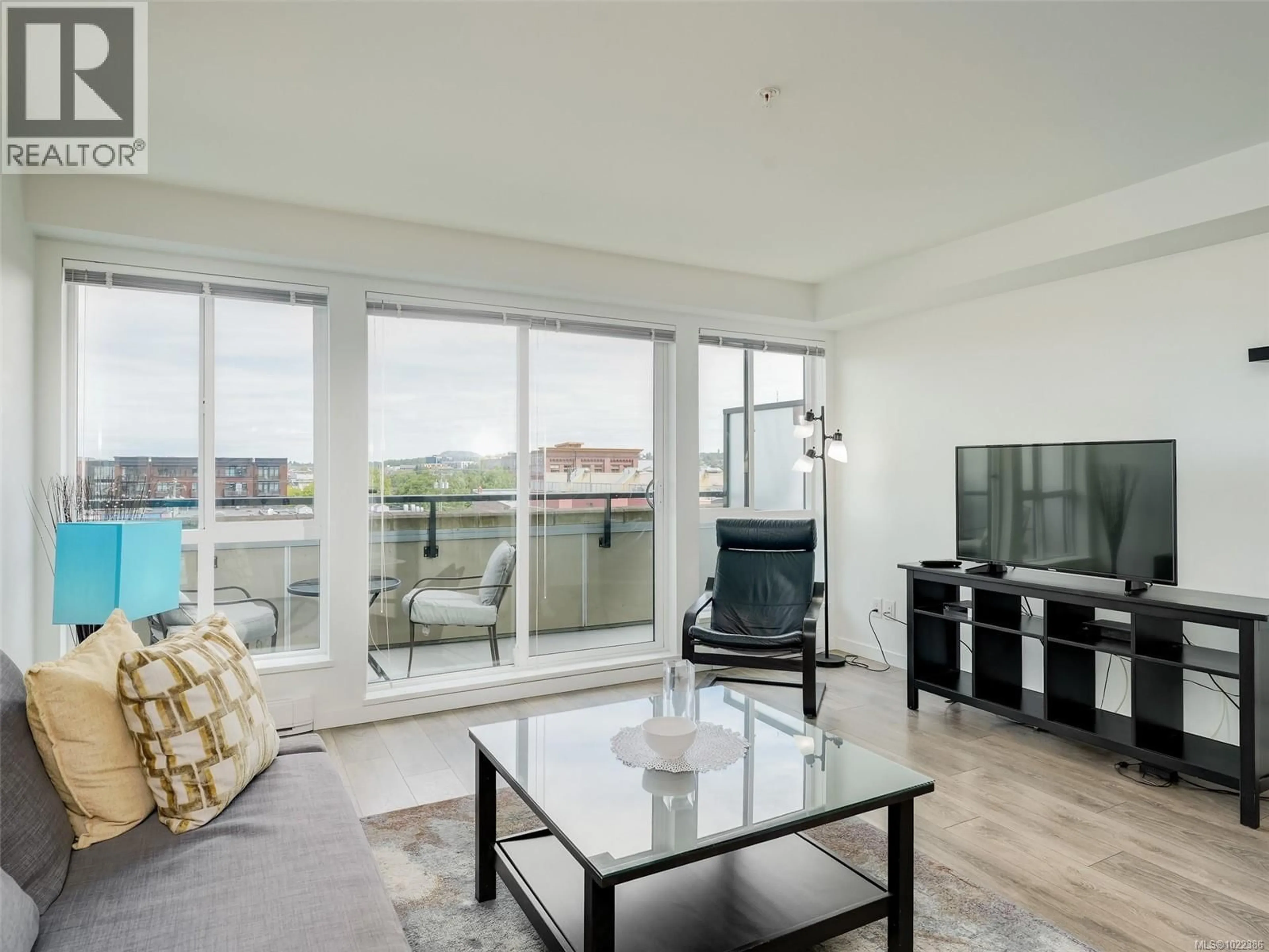 Living room with furniture, unknown for 405 - 517 FISGARD STREET, Victoria British Columbia V8W0C5