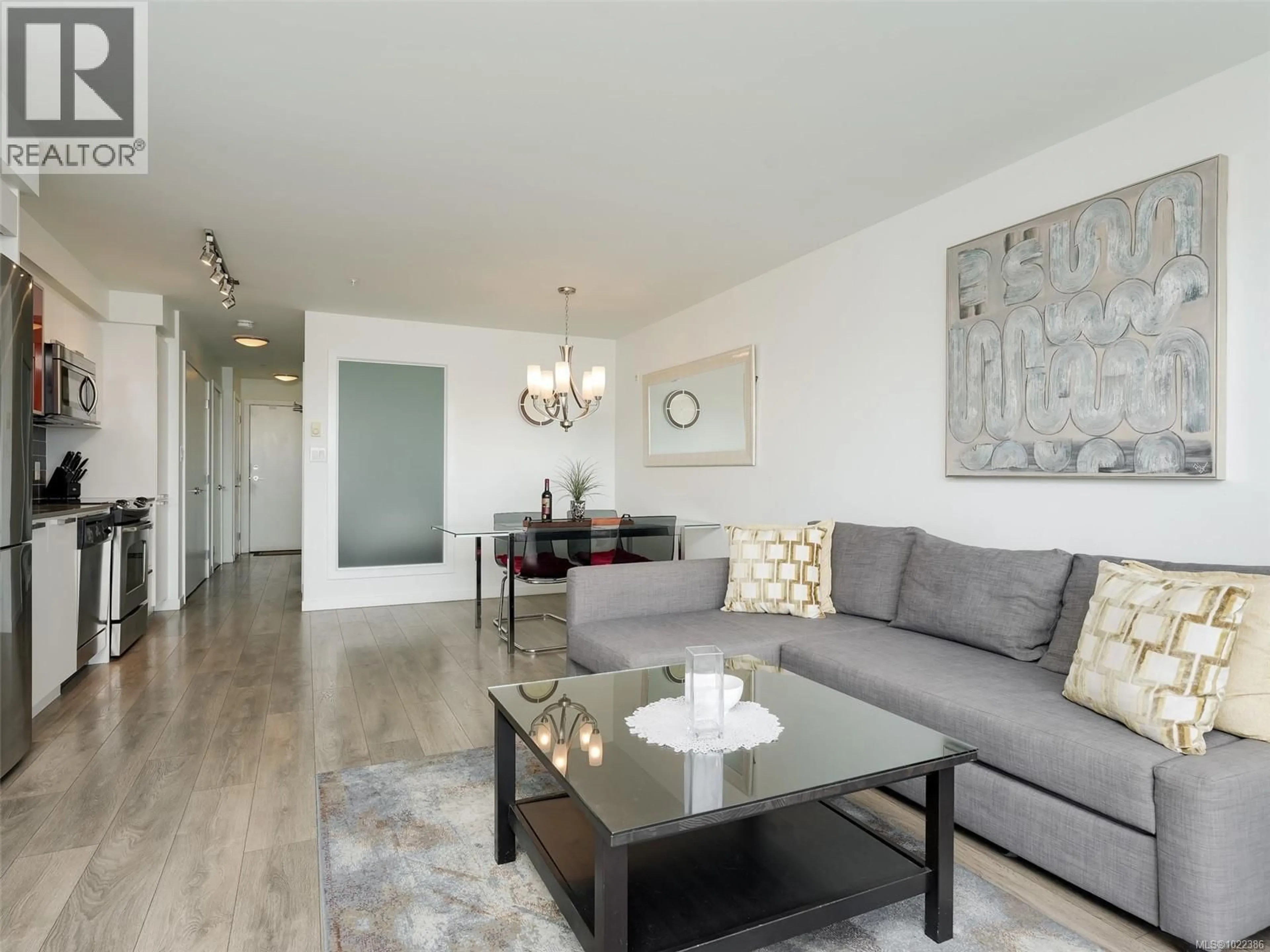 Living room with furniture, wood/laminate floor for 405 - 517 FISGARD STREET, Victoria British Columbia V8W0C5