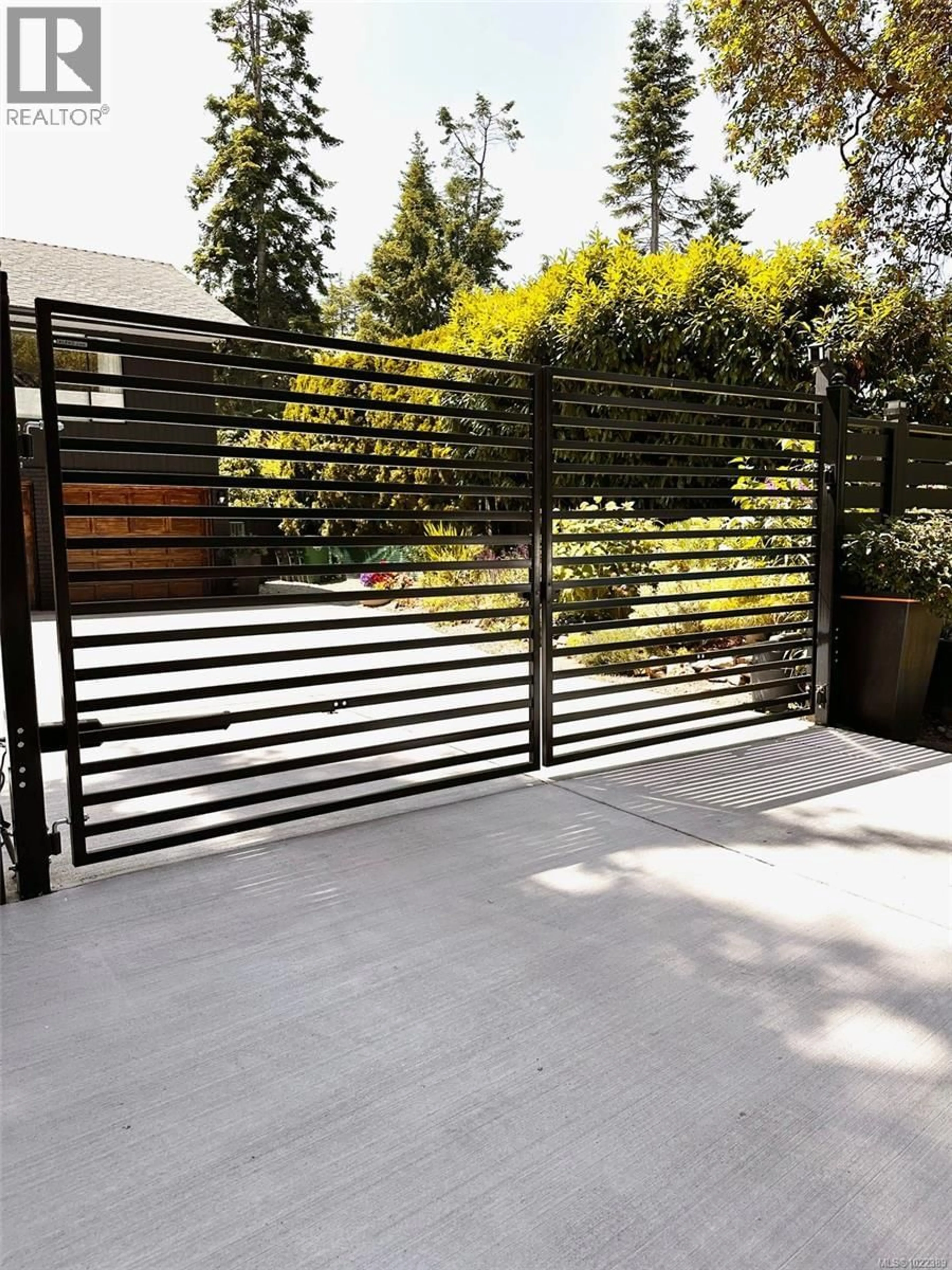 Patio, street for 1941 APPLETON PLACE, Saanich British Columbia V8N3A3