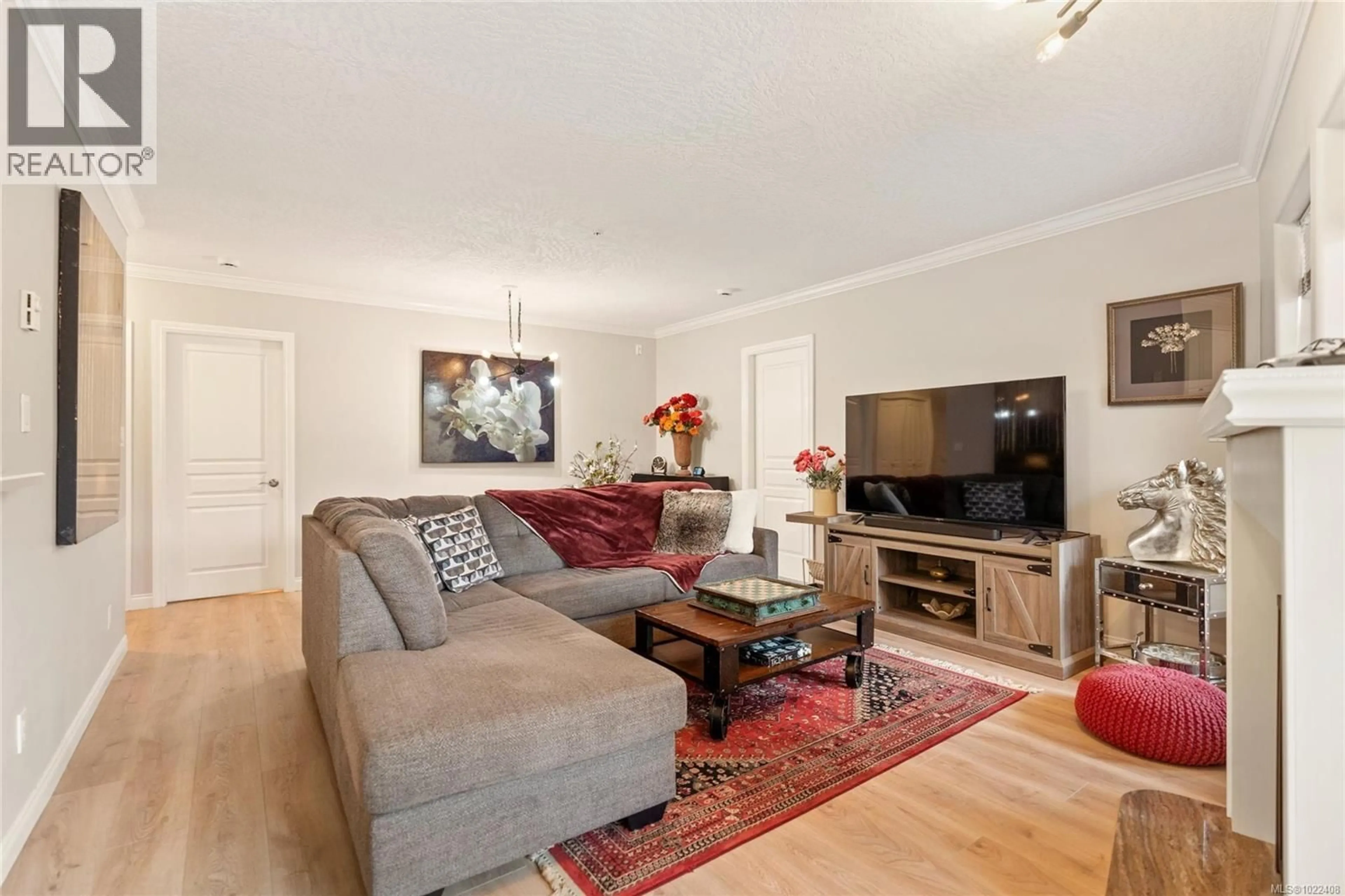 Living room with furniture, wood/laminate floor for 121 - 405 QUEBEC STREET, Victoria British Columbia V8V4Z2