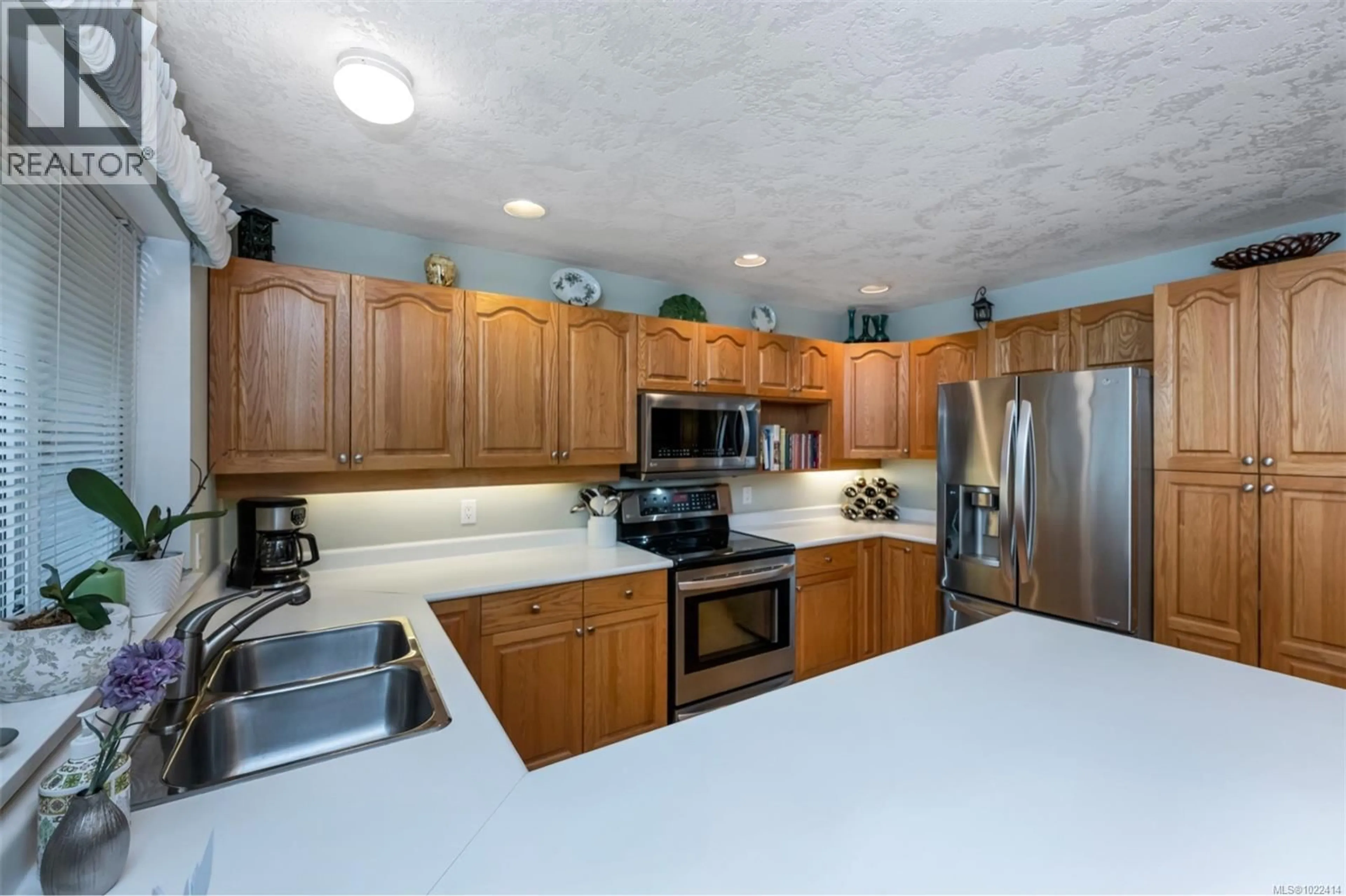 Standard kitchen, ceramic/tile floor for 732 PARK PLACE, Duncan British Columbia V9L2J5