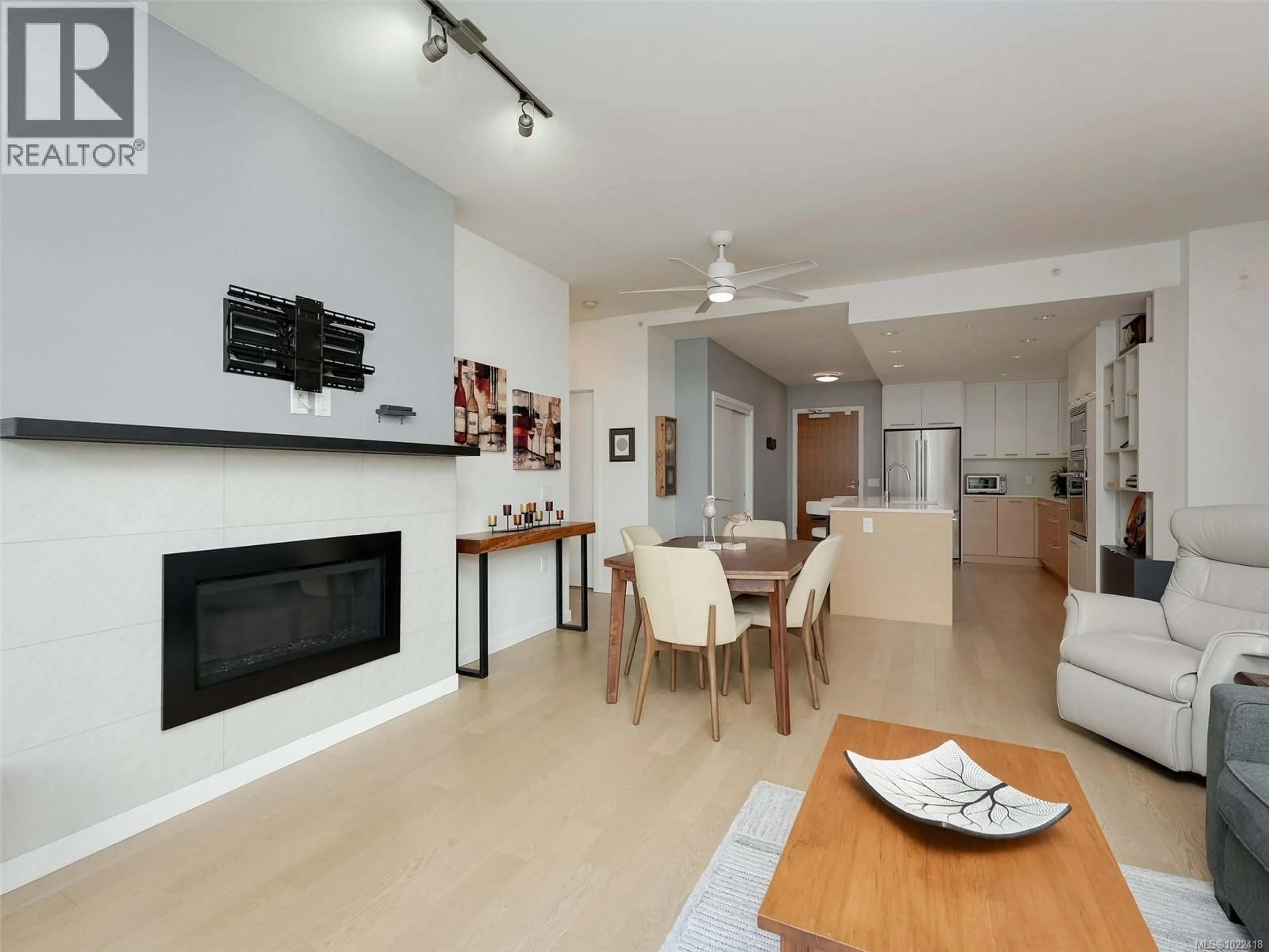 Living room with furniture, unknown for 603 - 4009 RAINBOW HILL LANE, Saanich British Columbia V8X0B3