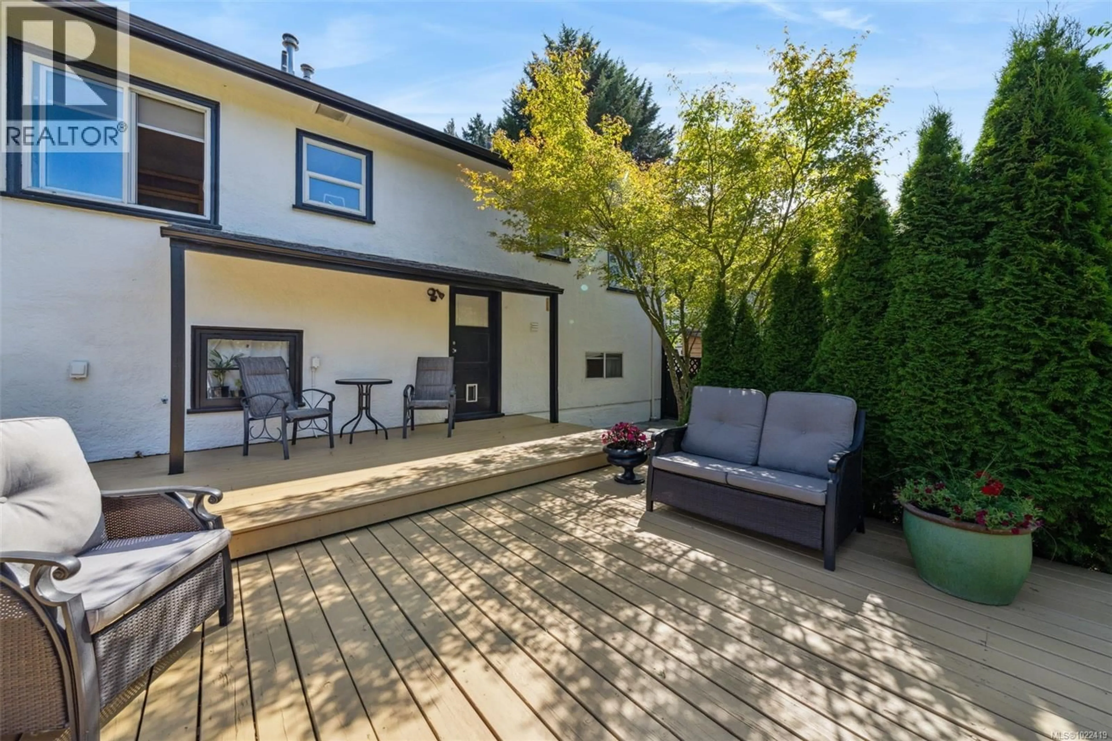 Patio, street for 1042 LODGE AVENUE, Saanich British Columbia V8X3A8