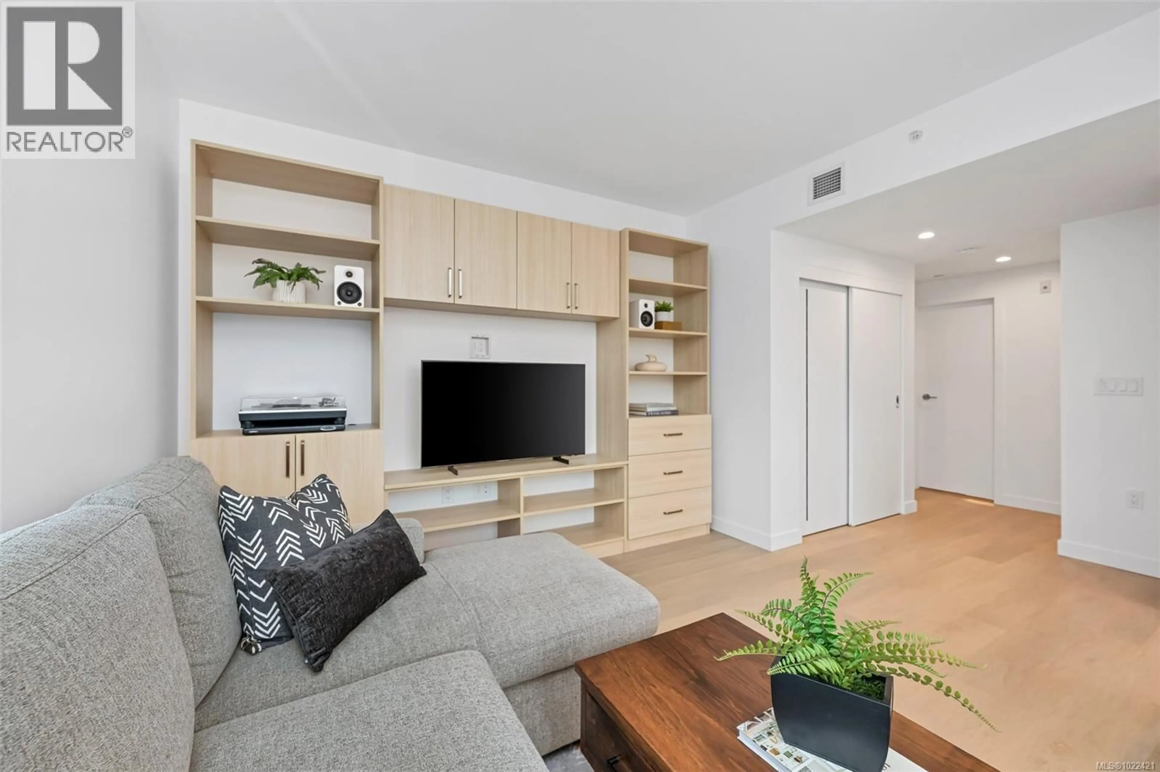 Living room with furniture, wood/laminate floor for 702 - 1100 YATES STREET, Victoria British Columbia V8V0H5